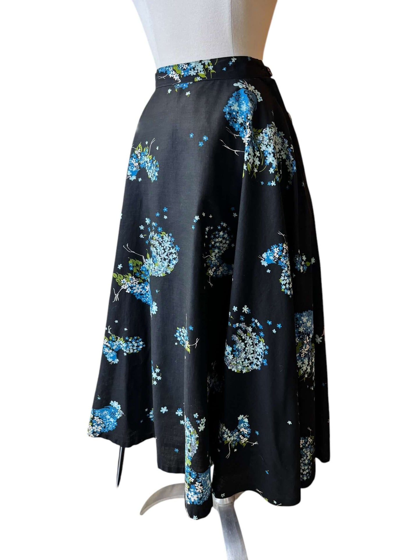 SIde of 1950s Floral Rooster Skirt M