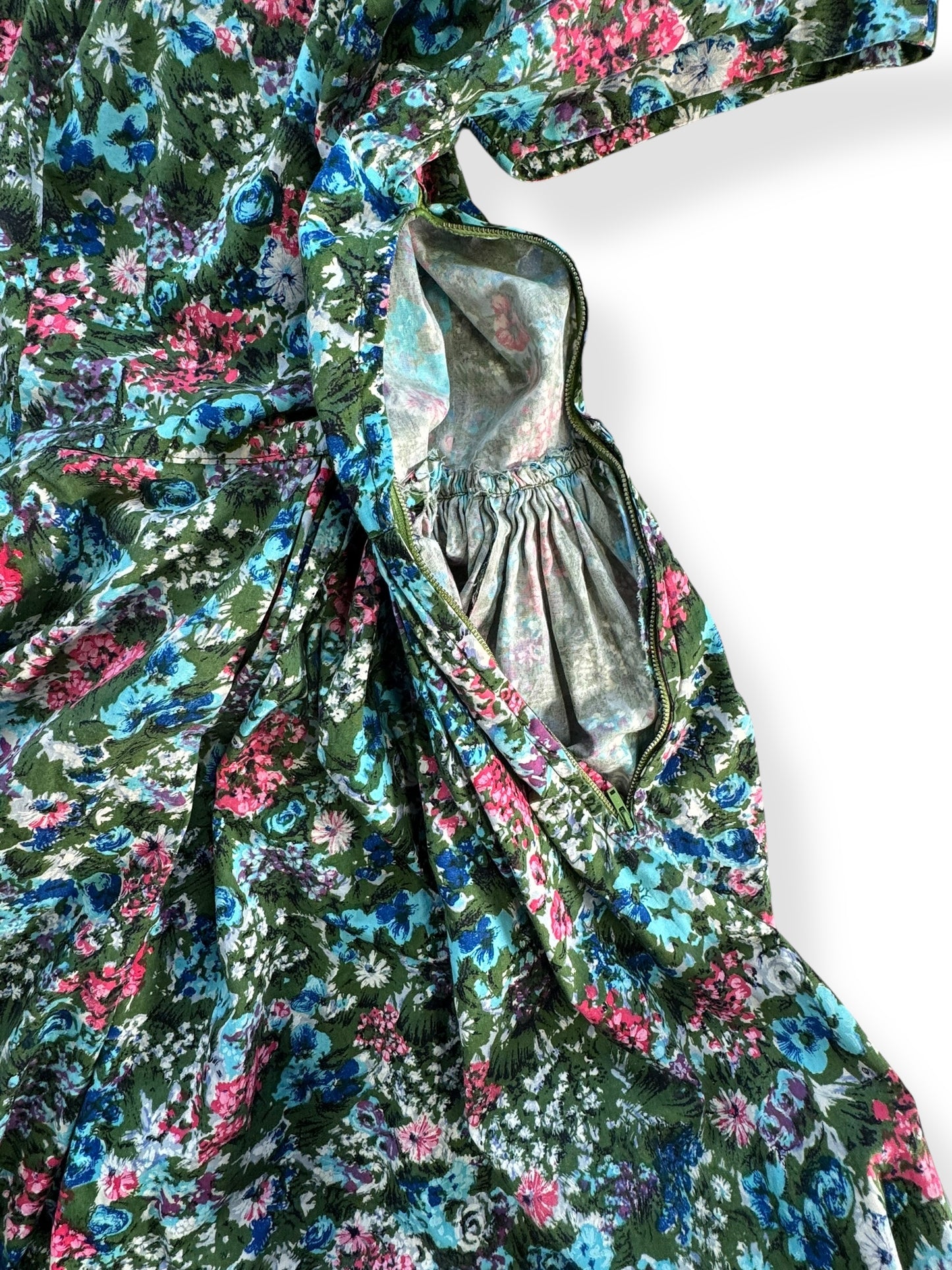 Side zipper view of 1950s Cotton Floral Dress S