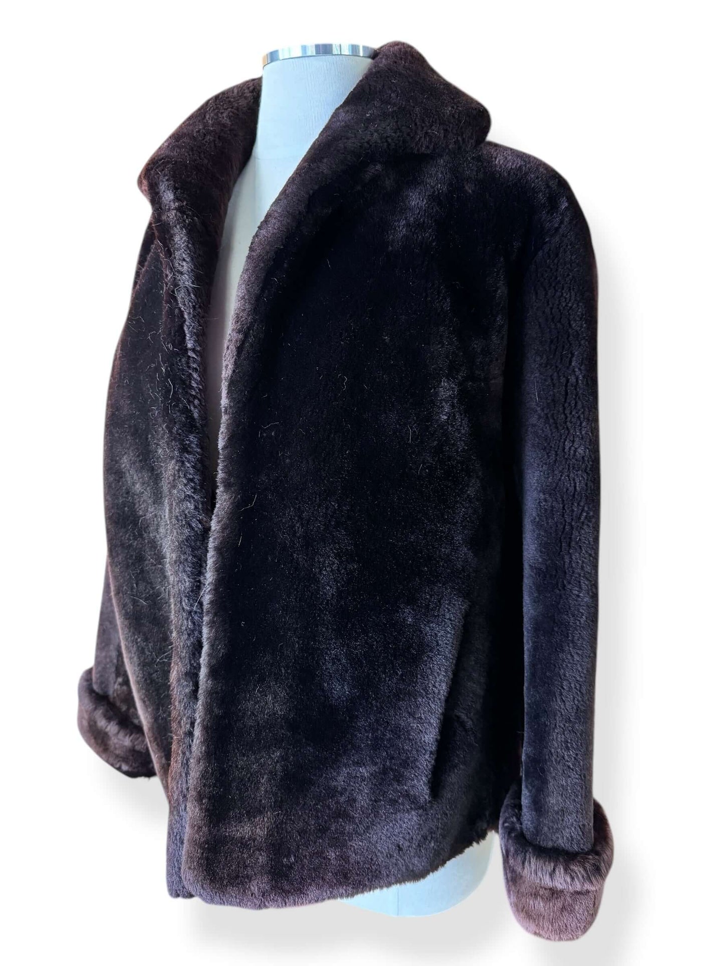 Side vie wof 1940s Mouton Fur Coat L