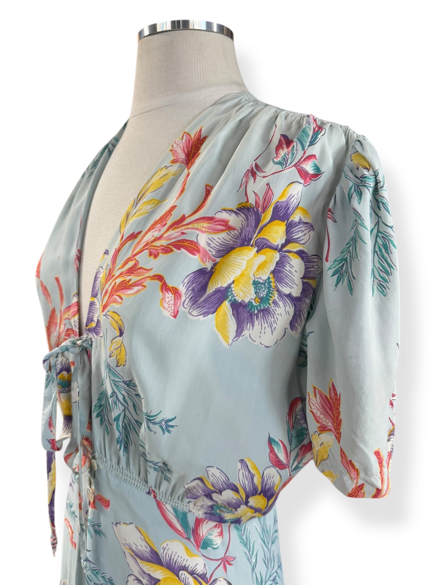 Side view of1940s Rayon Floral Dress M-L