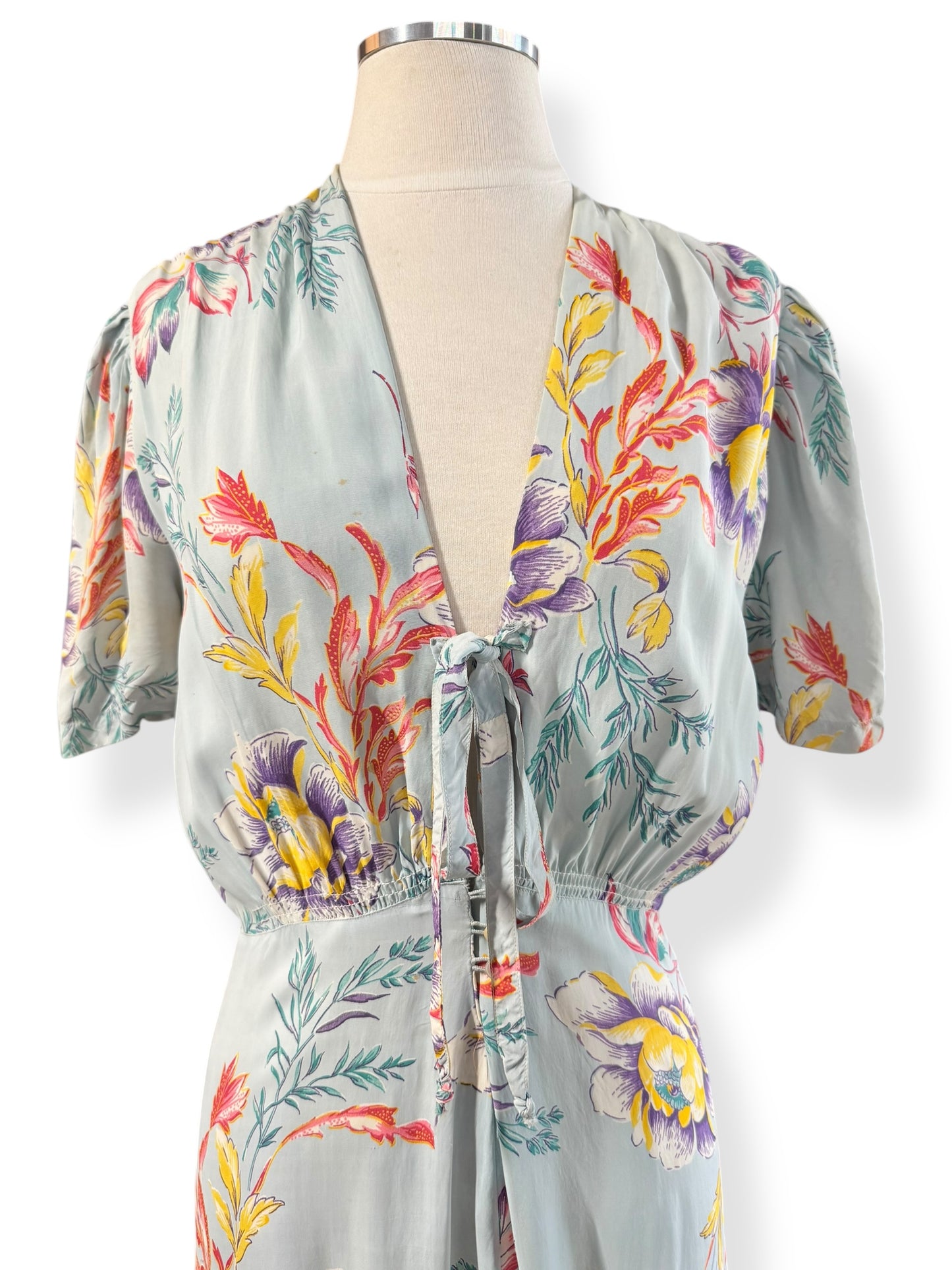Chest view of 1940s Rayon Floral Dress M-L