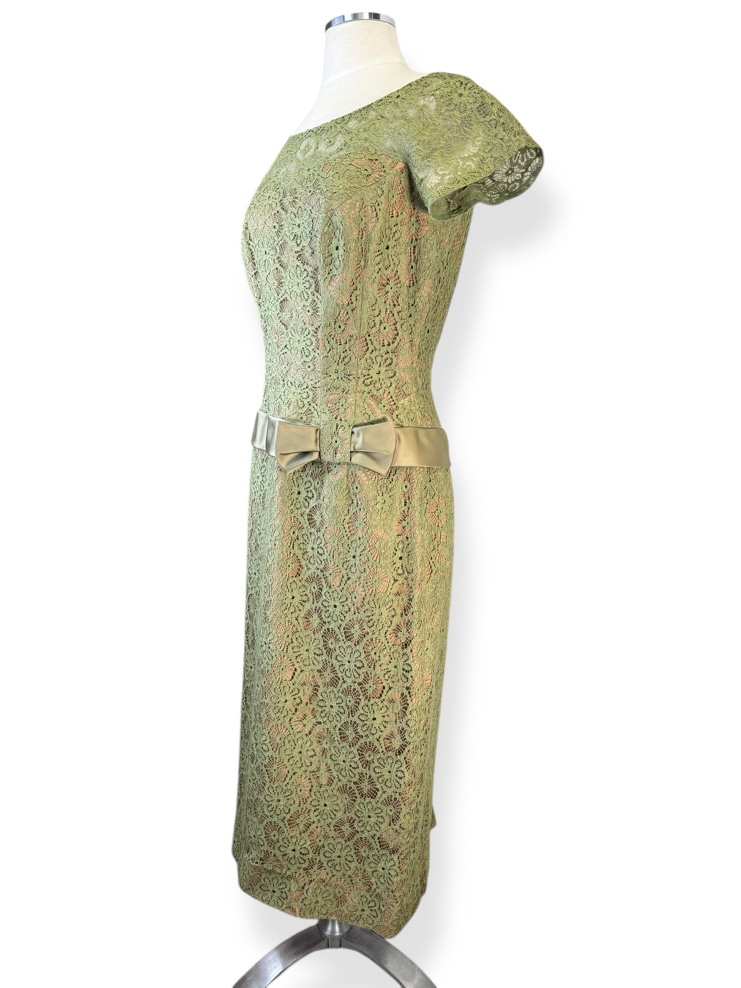 side view of 1950s Sage Du Barry Lace Dress M