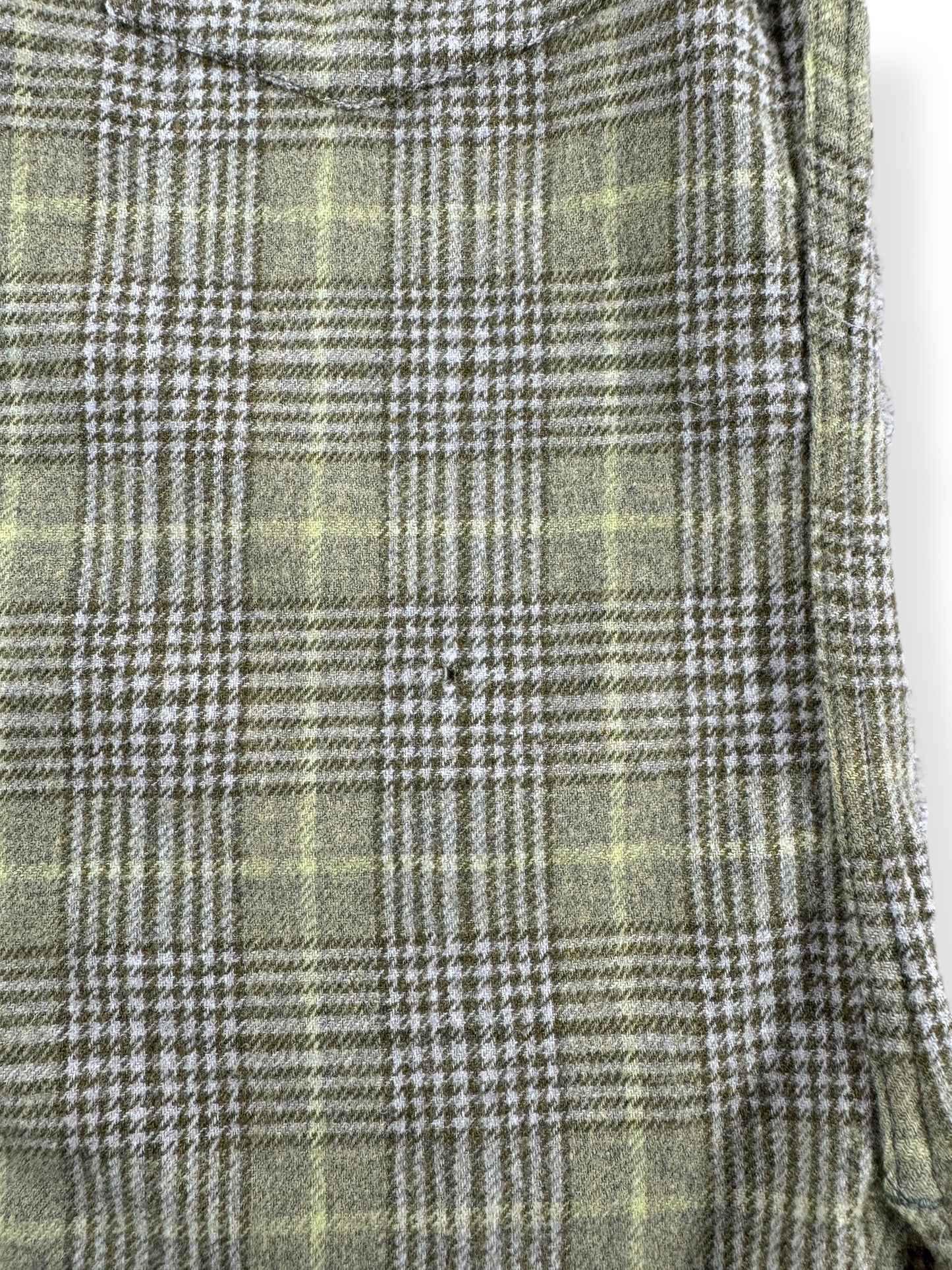 Small Hole on Vintage Pendleton Short Sleeve Flannel SZ M AS IS