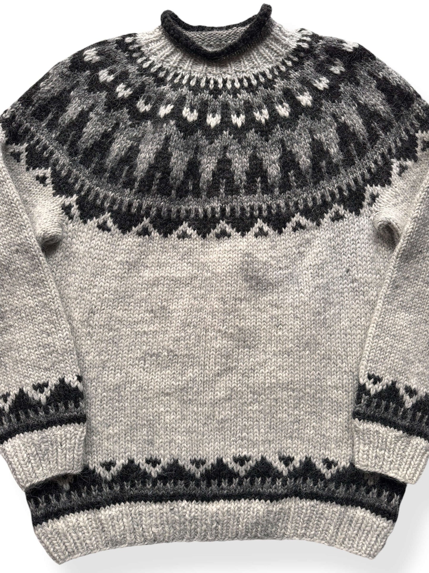 Front Close Up of Vintage Grey & Black Handknit Icelandic Sweater SZ XL