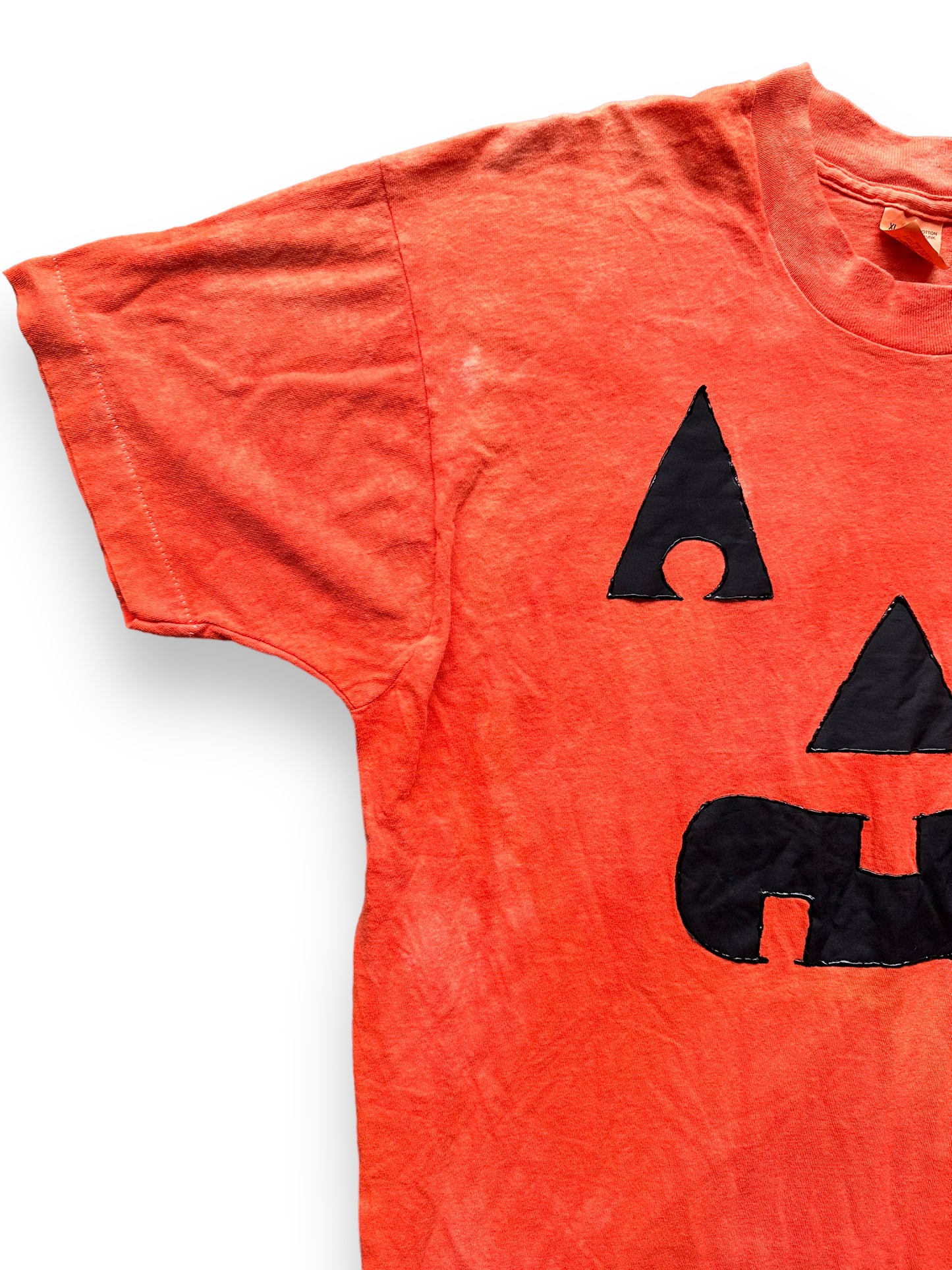 Right Shoulder Single Stitch Detail on Vintage Jack-O-Lantern Halloween Tee SZ XL | Vintage Halloween T-Shirts Seattle | Barn Owl Vintage Tees Seattle