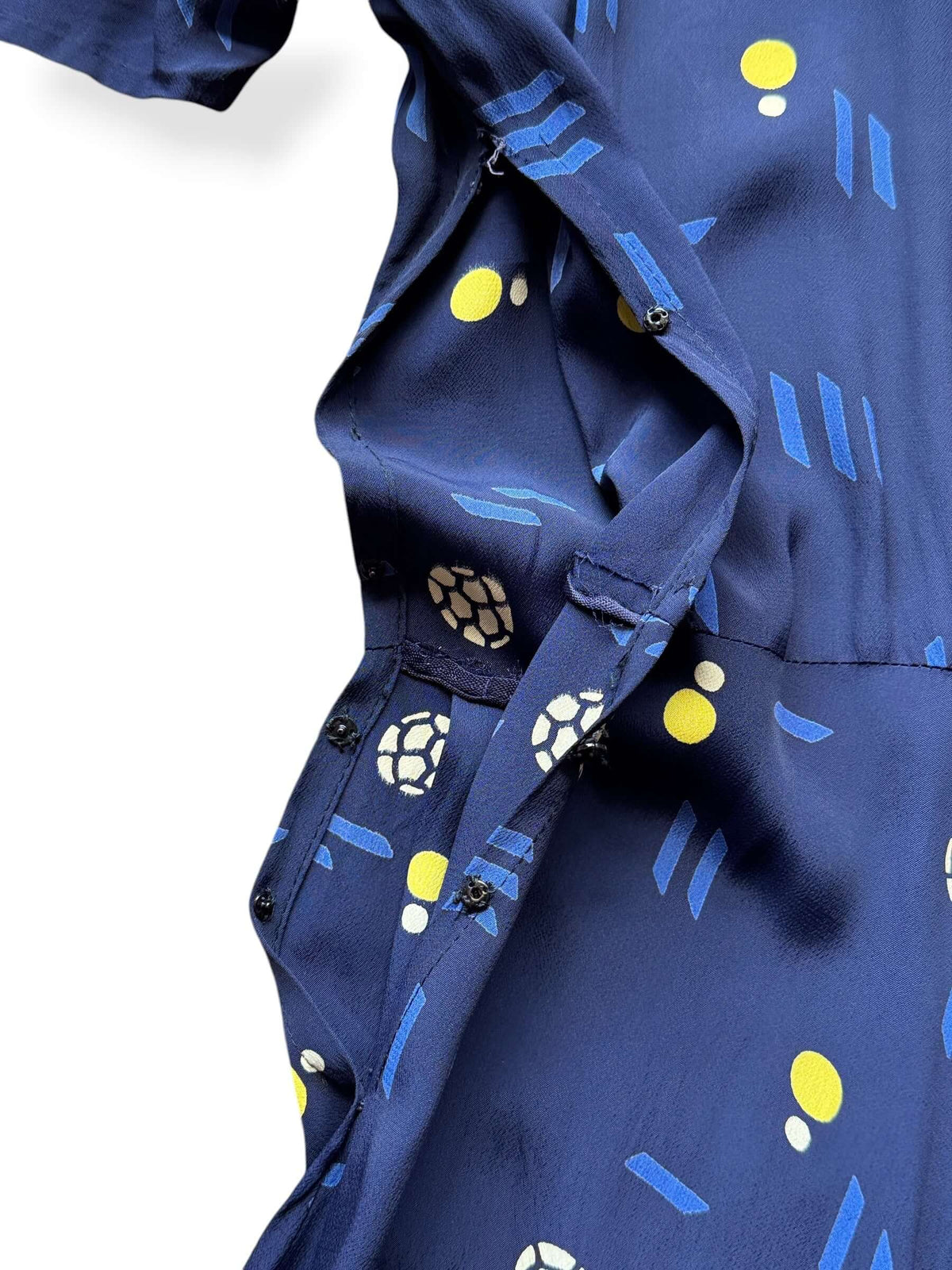 Open side snaps on Vintage 1940s Rayon Geo Print Dress