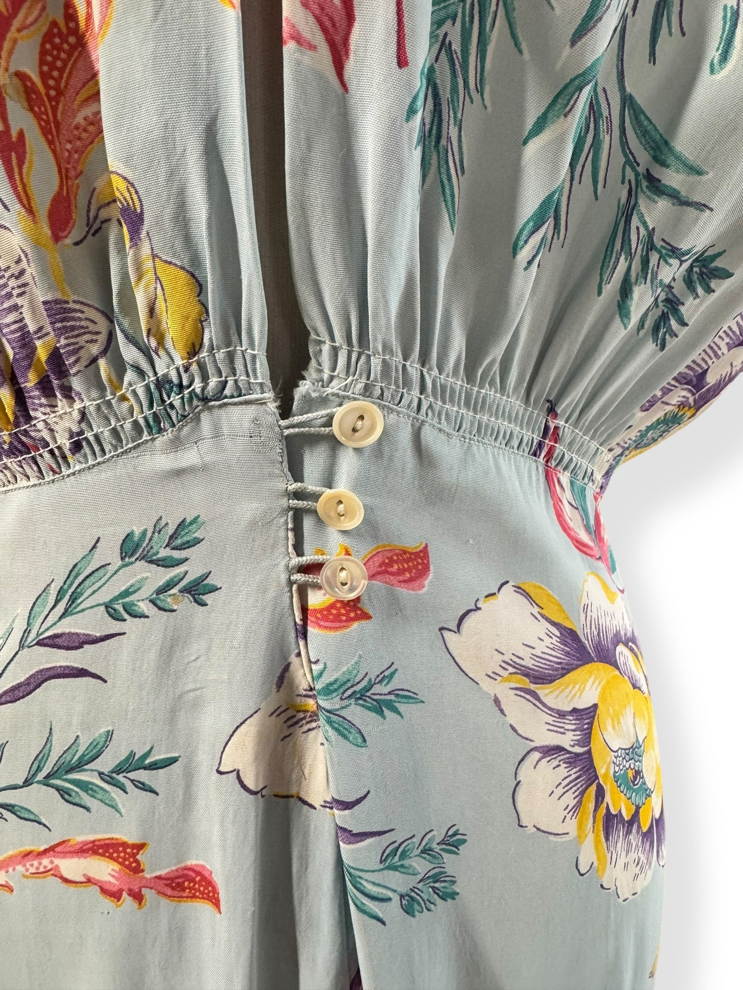 button close up of 1940s Rayon Floral Dress M-L