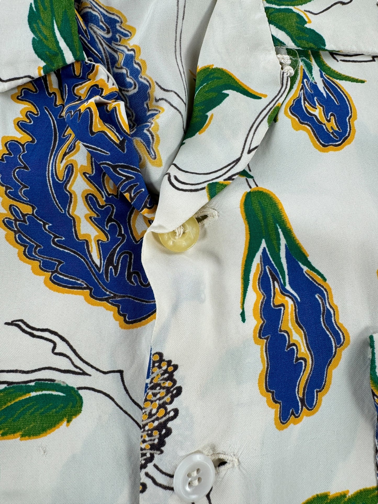Mismatched Buttons on Vintage Long Sleeve Rayon Aloha Shirt SZ L