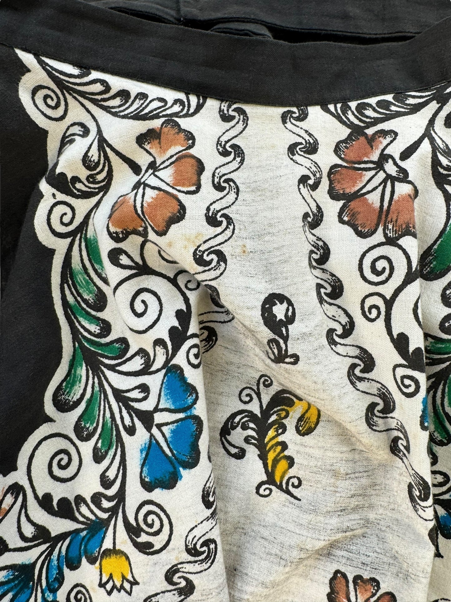Close up view of fabric of 1950s Mexican Novelty Skirt M-L
