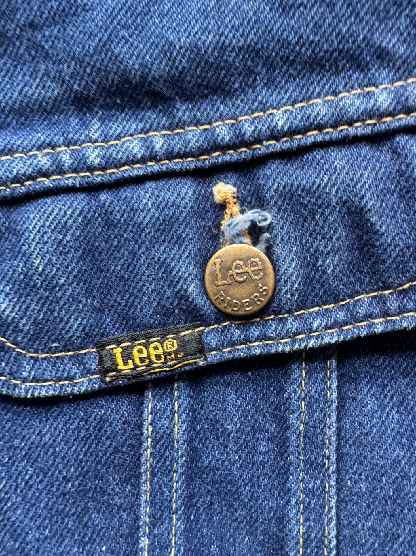 Loose Threads on button of Vintage 80s Era Union Made Lee Storm Rider SZ 42L