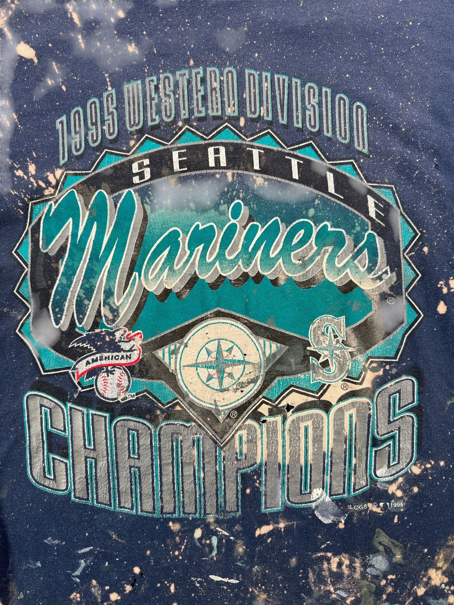 Front Graphic on Vintage The Ultimate Mariners Distressed Fader Tee SZ L