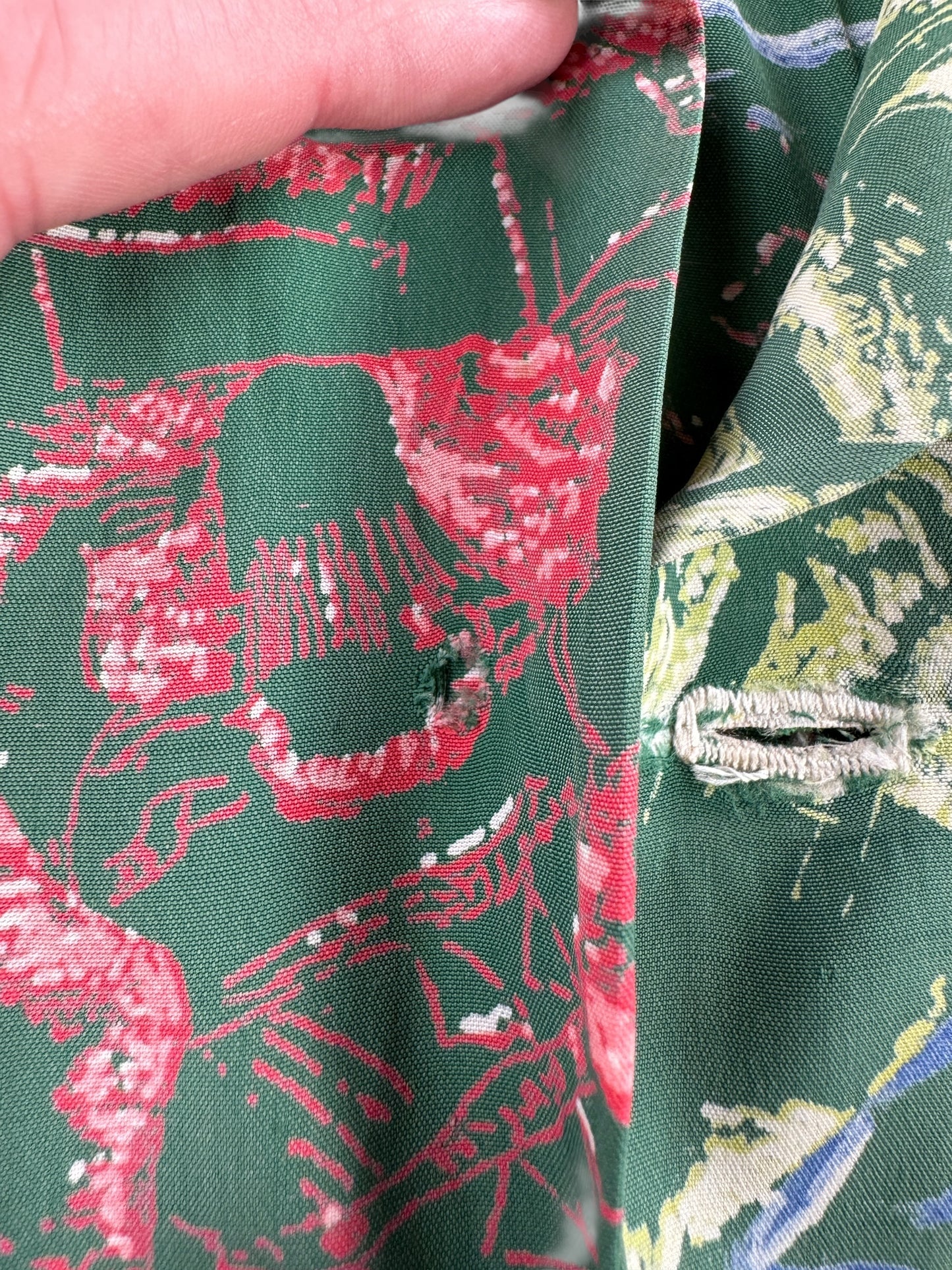 Missing Button on Vintage Gaugin Print Aloha Shirt SZ L