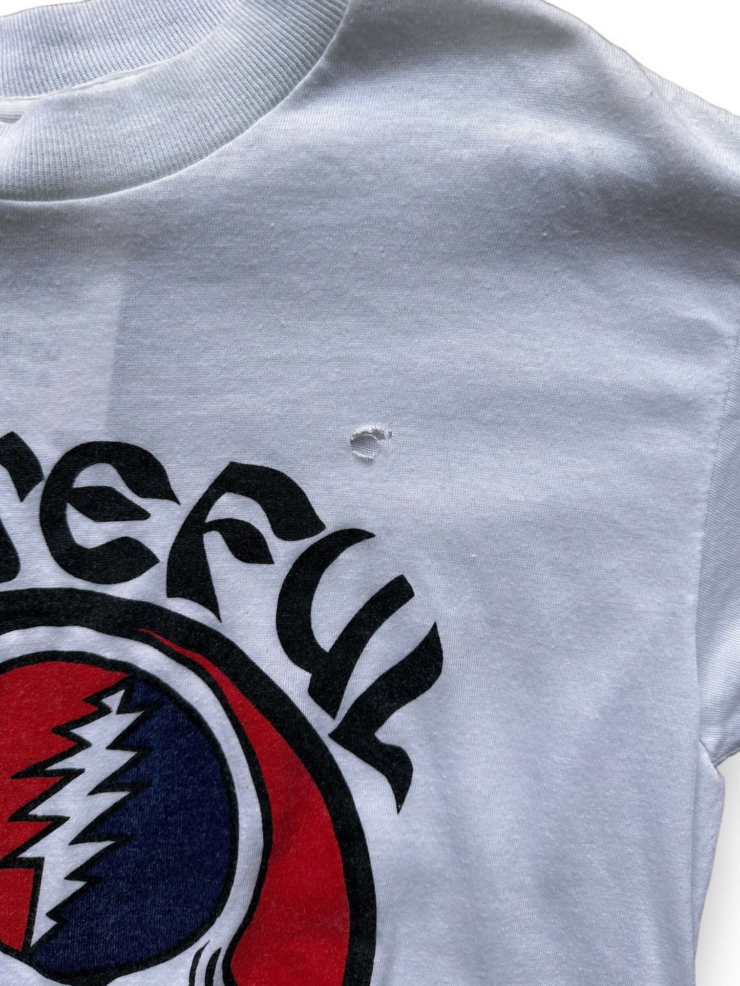 Small Hole on Front of Vintage Grateful Dead Tee SZ L | Vintage Grateful Dead Tee Seattle | Barn Owl Vintage