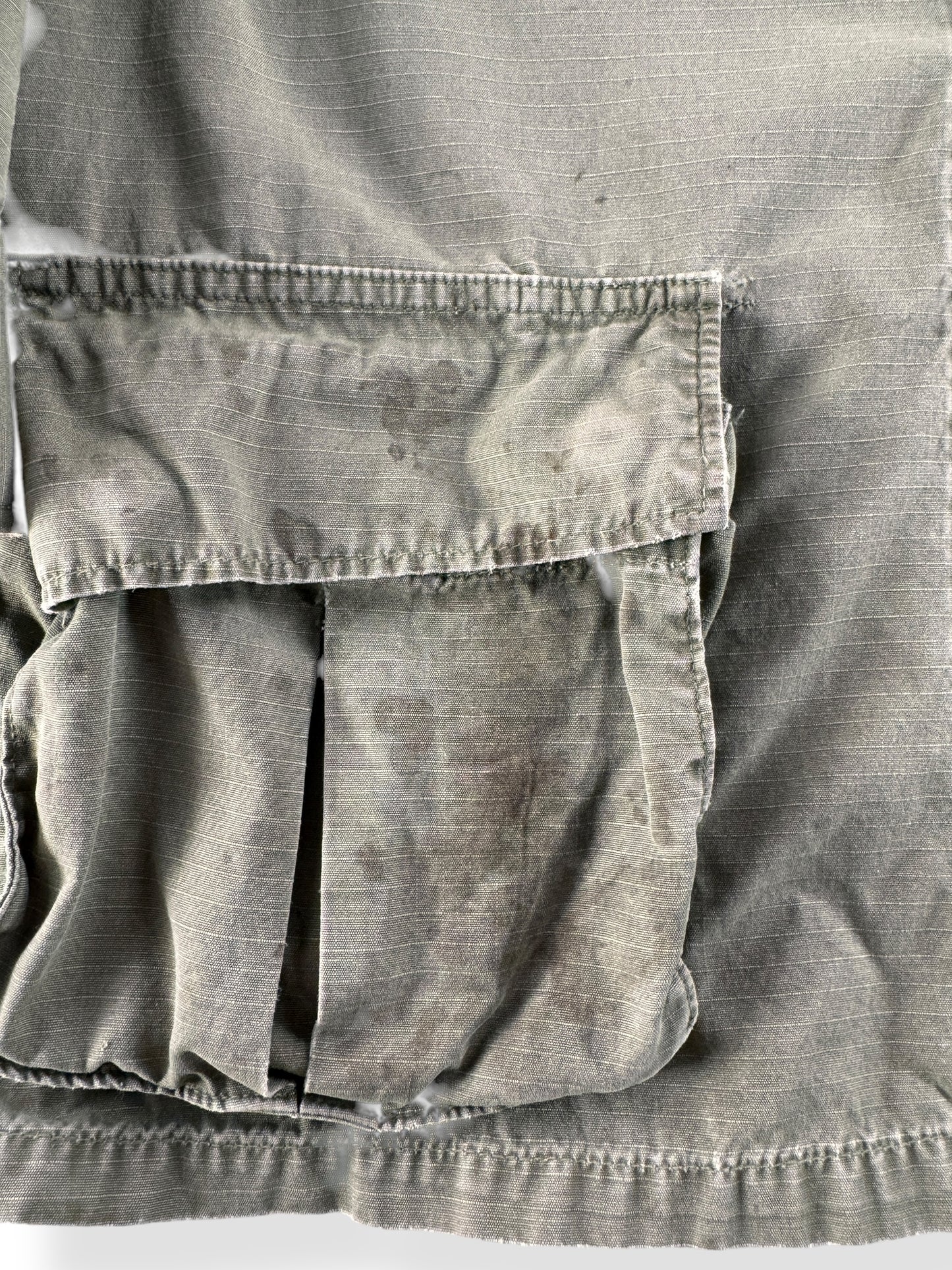 Stains on Pocket of Vintage 4th Pattern Cotton Ripstop Jungle Jacket SZ XL