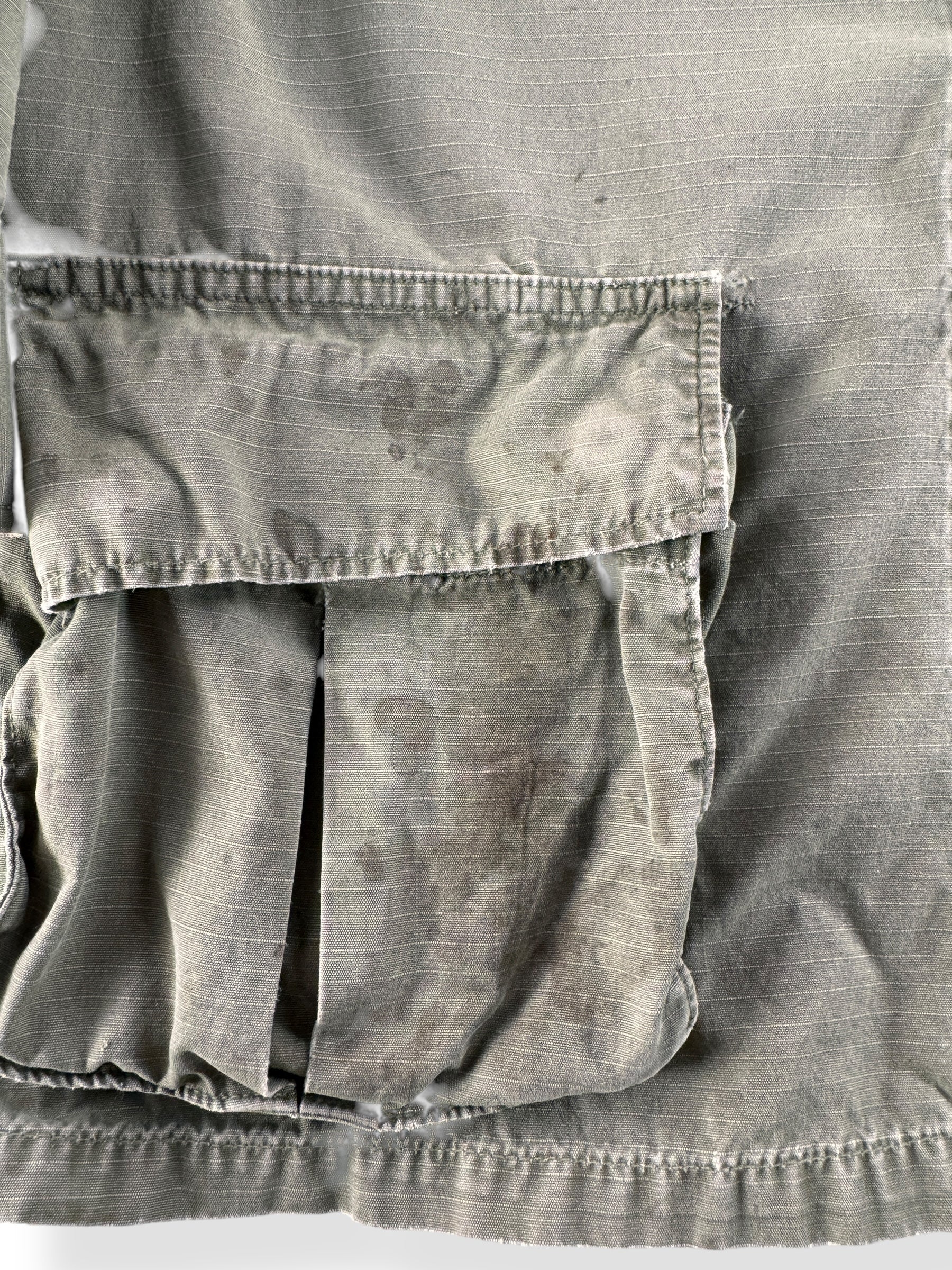 Stains on Pocket of Vintage 4th Pattern Cotton Ripstop Jungle Jacket SZ XL