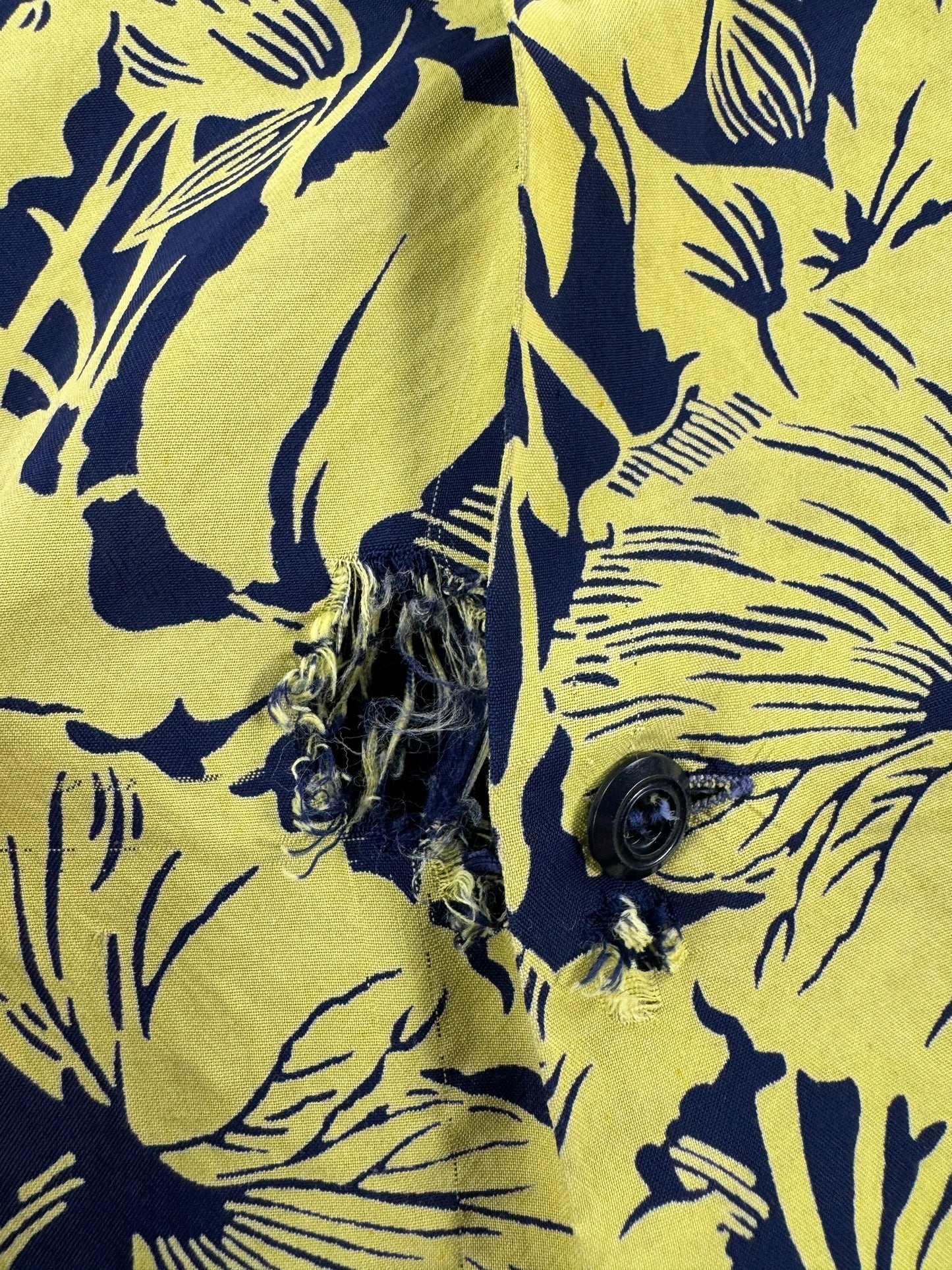 Hole on Vintage Penney's Topflight Border Print Aloha Shirt SZ M