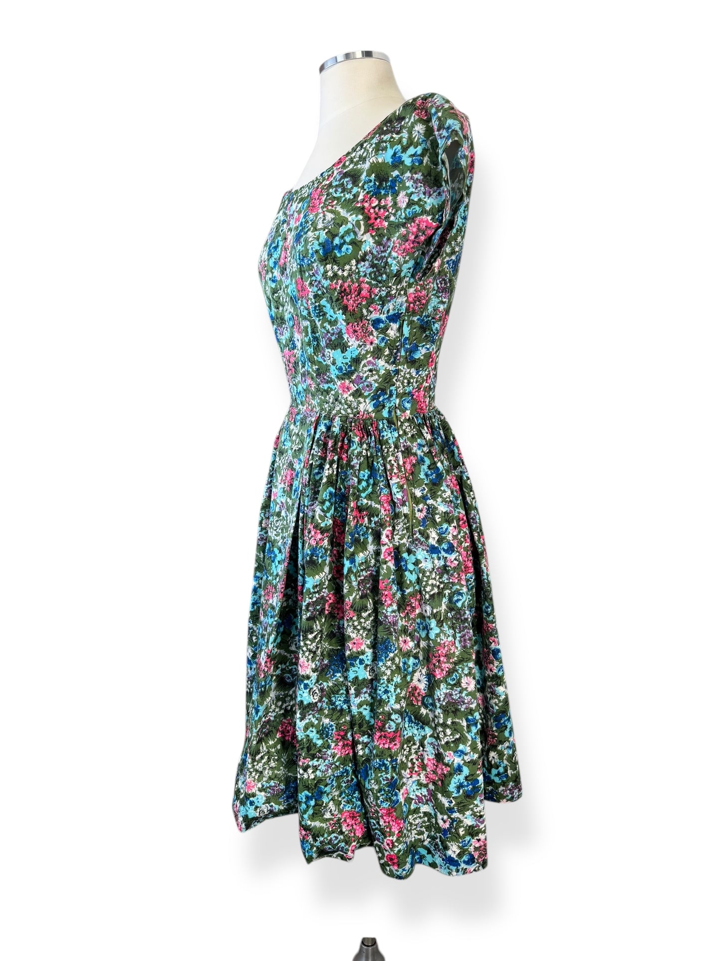 Side view of1950s Cotton Floral Dress S