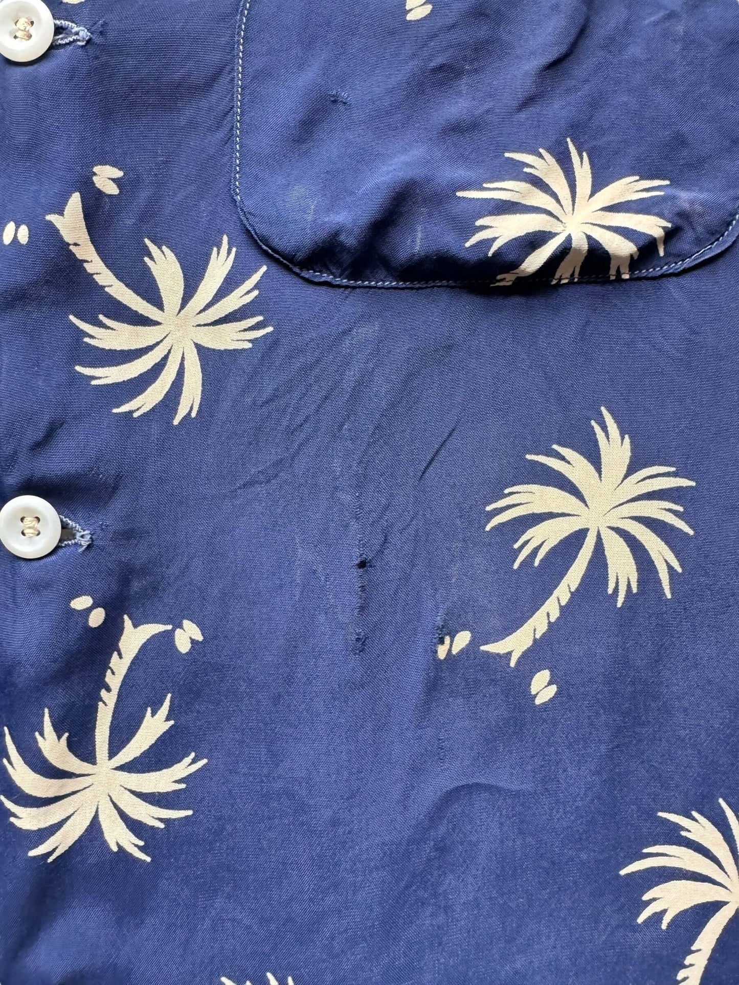 Small Hole on Vintage Palm Tree Aloha SZ L