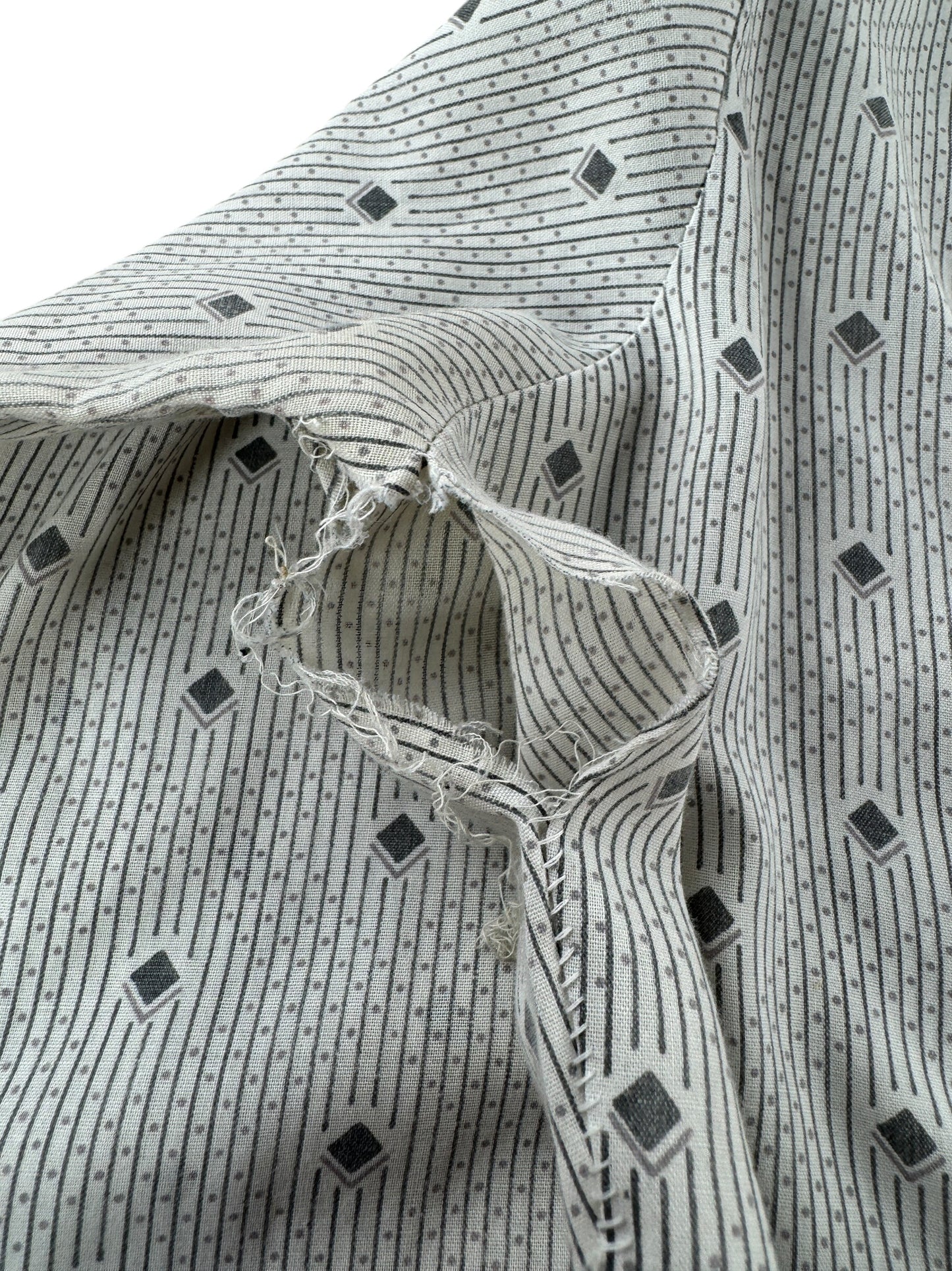 Hole on Vintage KMart Poly/Cotton Blend Button Up Shirt SZ M