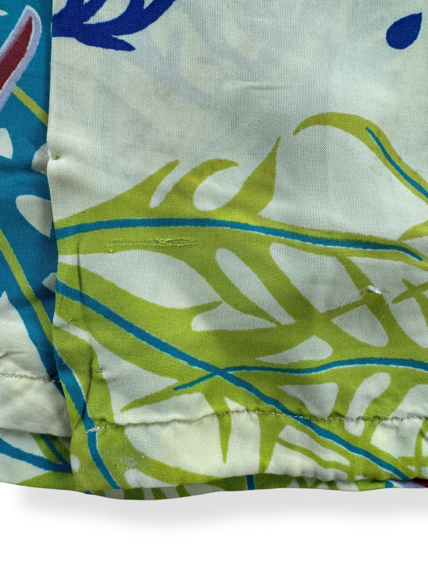Distressing on Vintage Undersea Kamehameha Aloha Shirt SZ L
