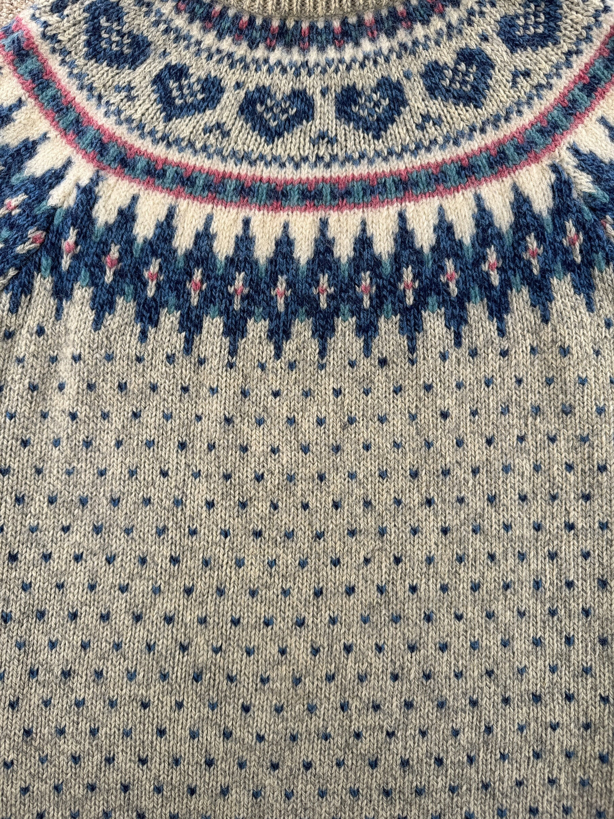 Knit pattern on Vintage 1980s Woolrich Woman's Norwegian-style Sweater SZ L
