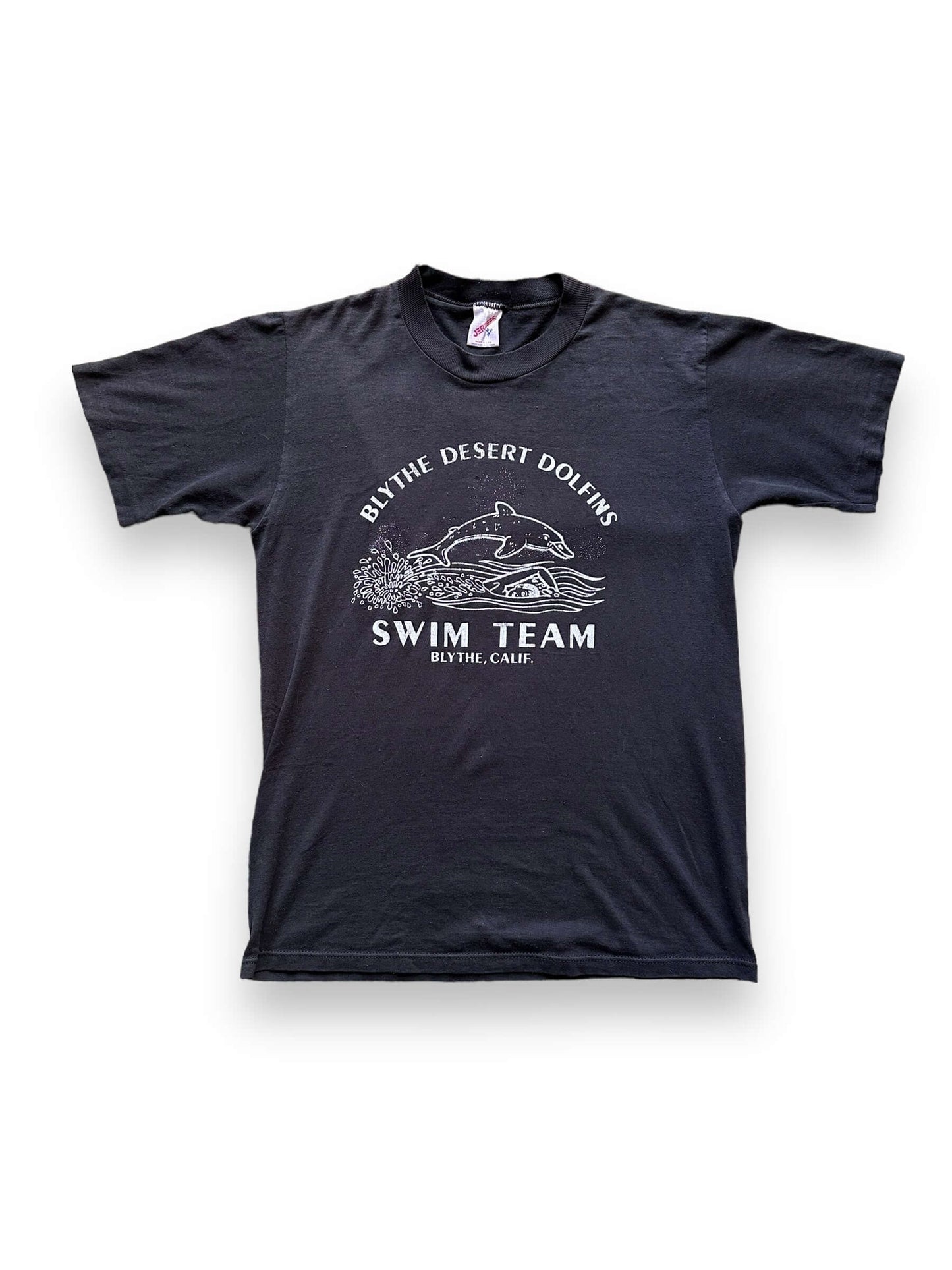 front of Vintage Blythe Desert Dolphins Swim Team Tee SZ M