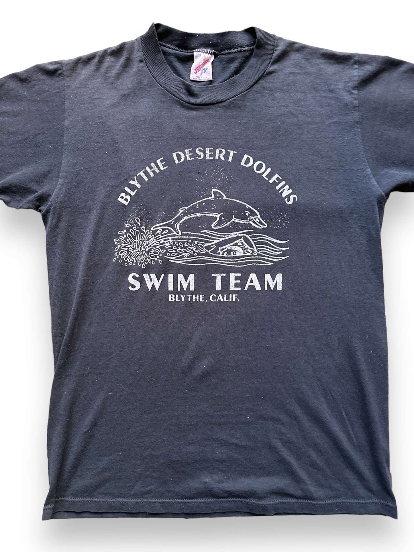 front close up of Vintage Blythe Desert Dolphins Swim Team Tee SZ M