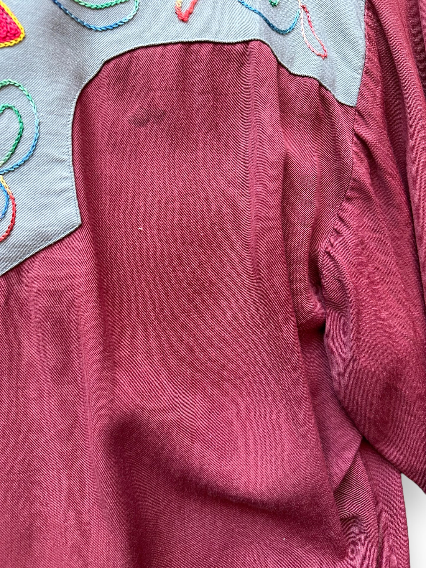 Back right stain on Vintage Karman Chainstitched Pearl Snap Western Shirt SZ M | Vintage Chainstitch Gabardine Seattle | Barn Owl Vintage Seattle