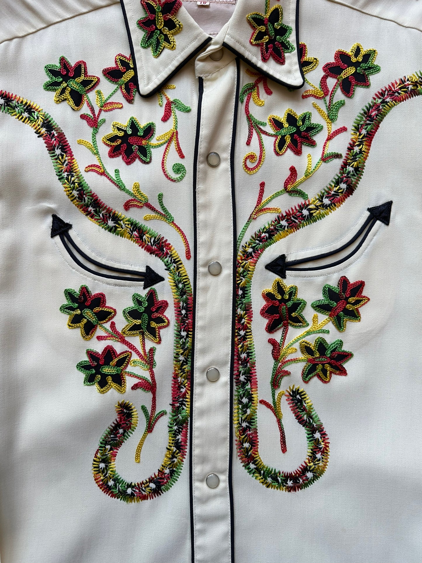 Front detail shot of Vintage California Ranchwear Chainstitched Pearlsnap Western Shirt SZ M | Vintage Chainstitch Gabardine Seattle | Barn Owl Vintage Seattle