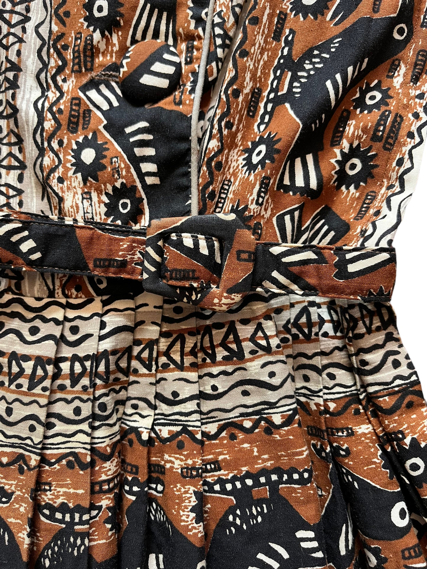 Belt detail and button view of Vintage 1950s Sun Fashions Hawaiian Dress