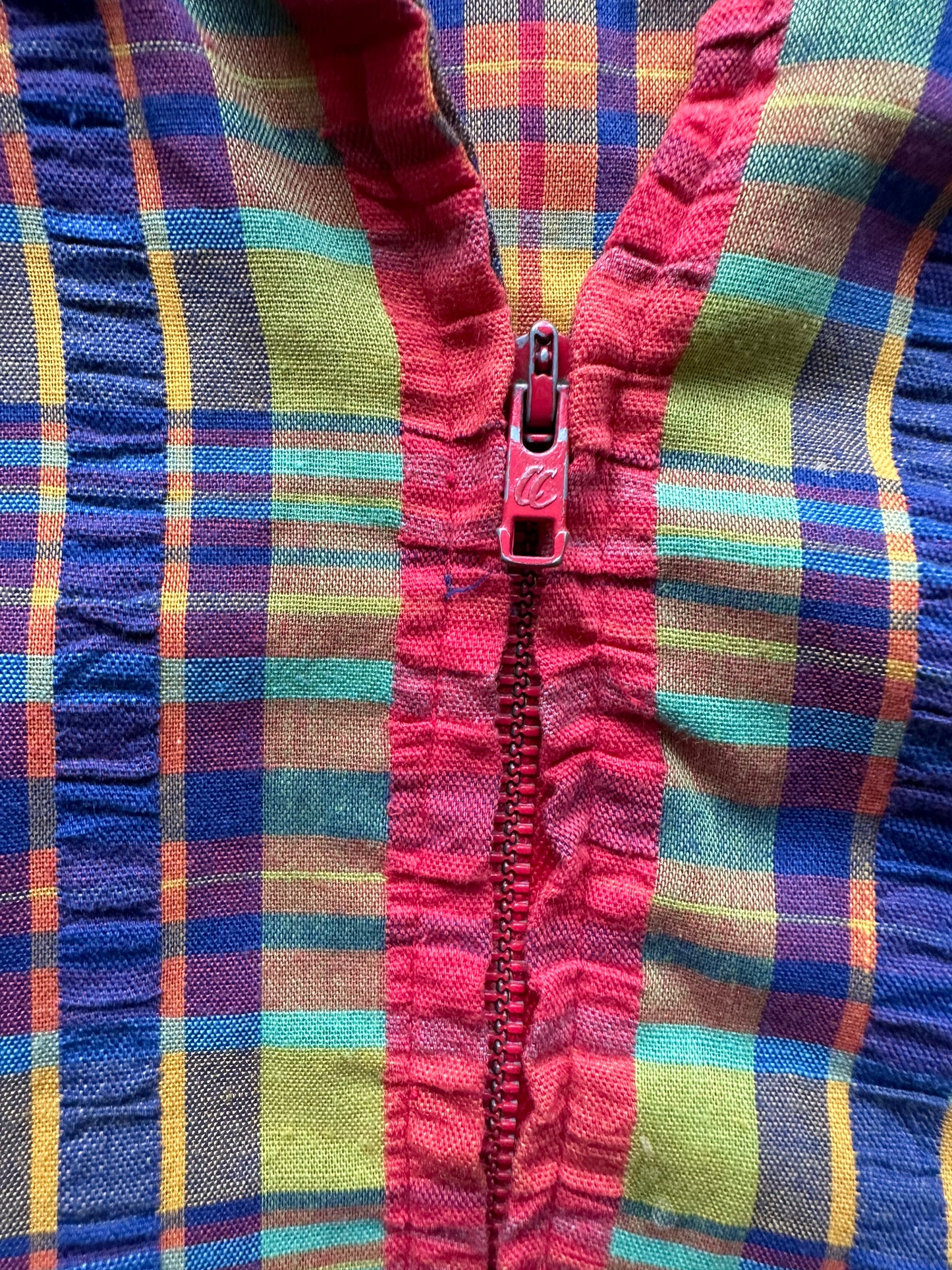 Zipper view of 1950s Seersucker Plaid Zip Up Jacket | Seattle True Vintage | Barn Owl Ladies Jackets
