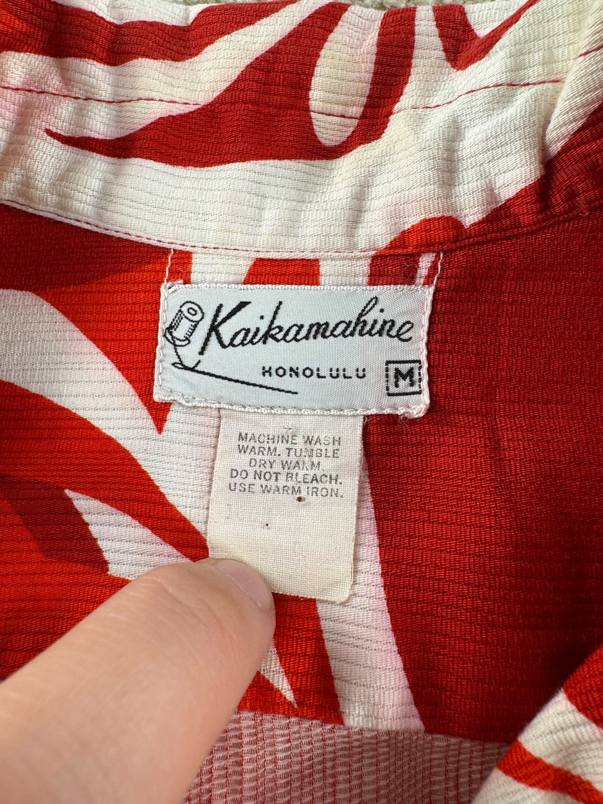 Tags on Vintage 1960s Kaikamahine Aloha Shirt SZ M