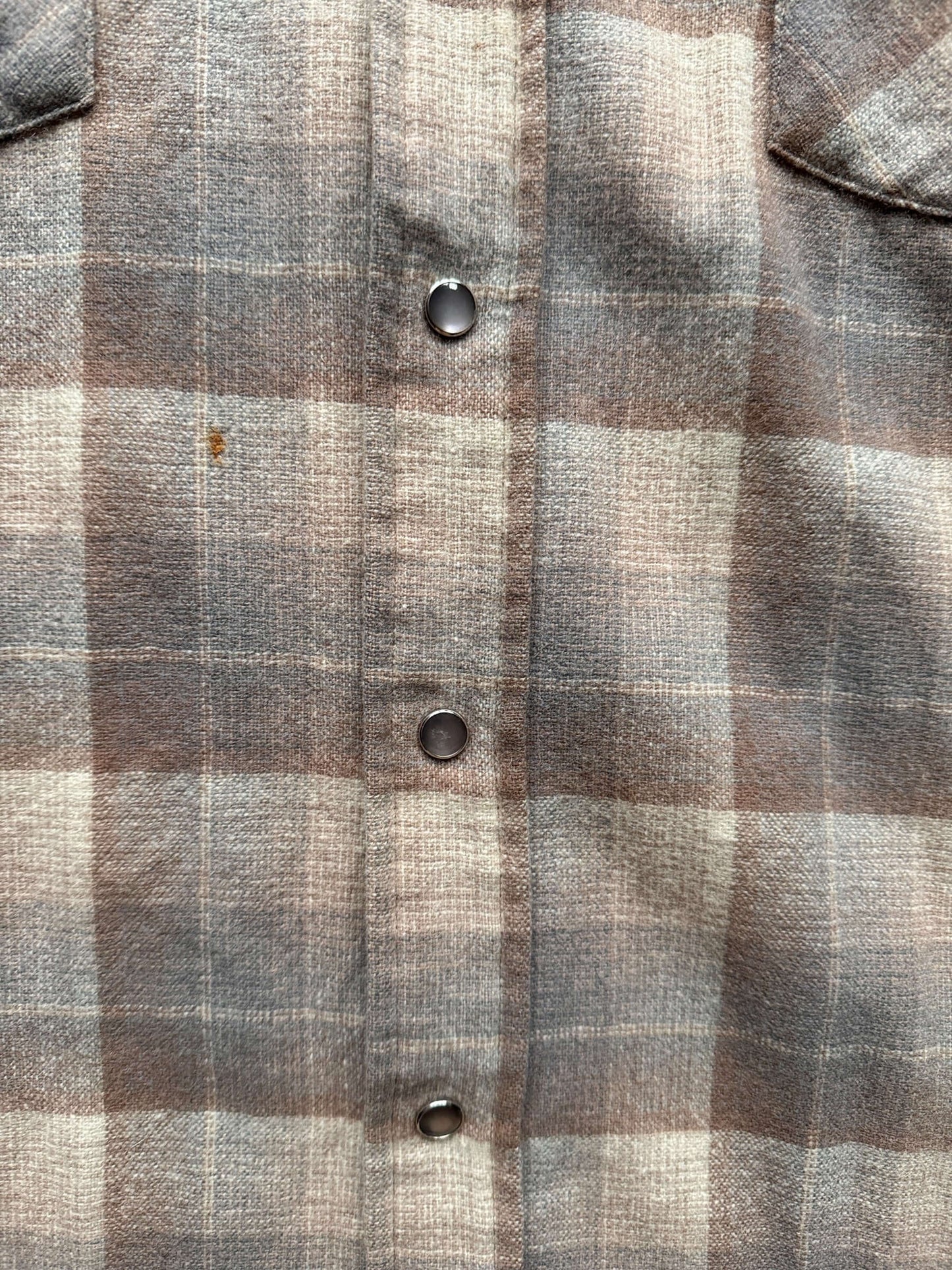 small stain on front of Vintage Pendleton Beige/Brown Plaid Pearlsnap Flannel SZ XL Long