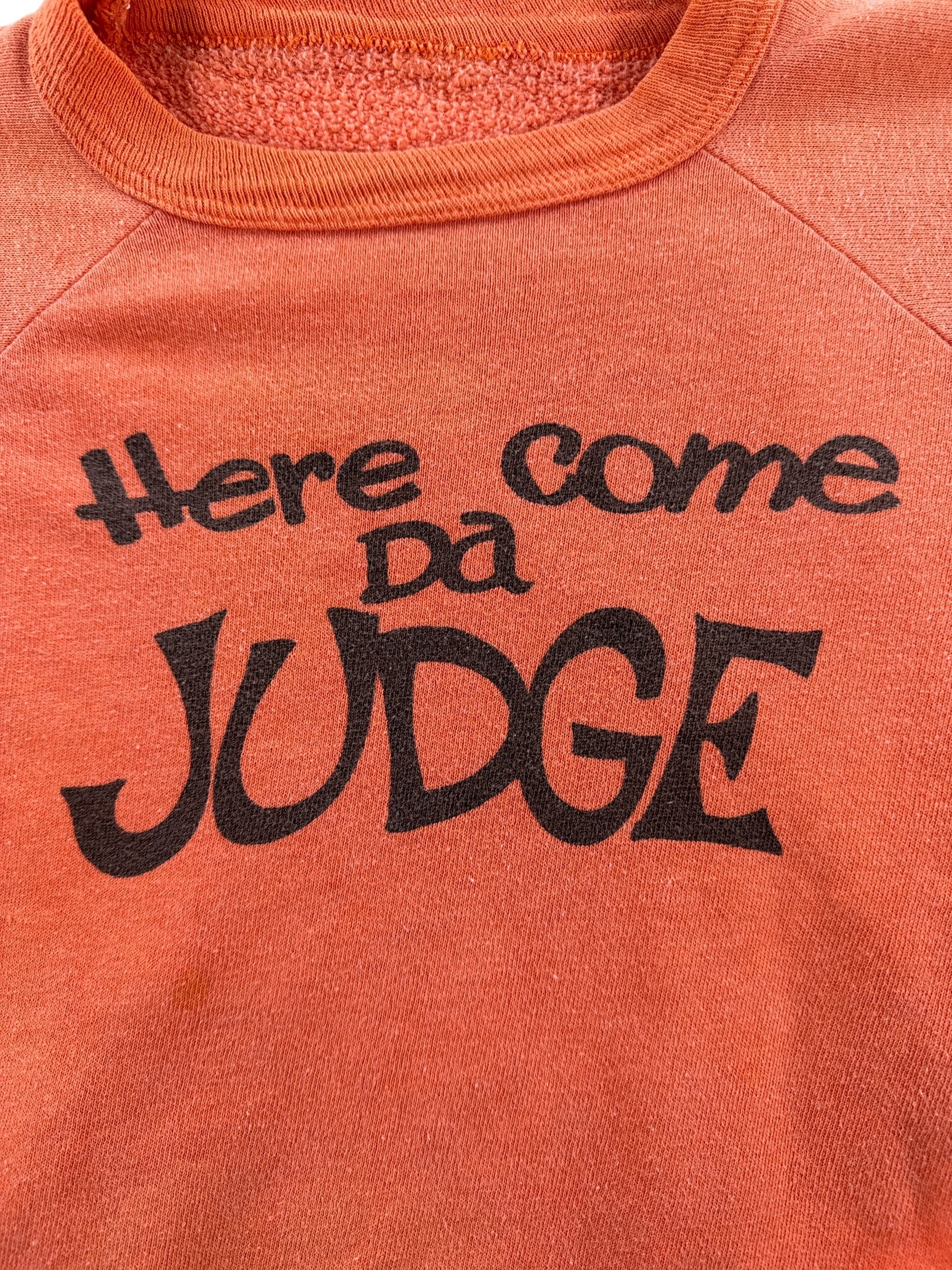 Front Graphic of Vintage Here Comes Da Judge Short sleeve Crewneck SZ M