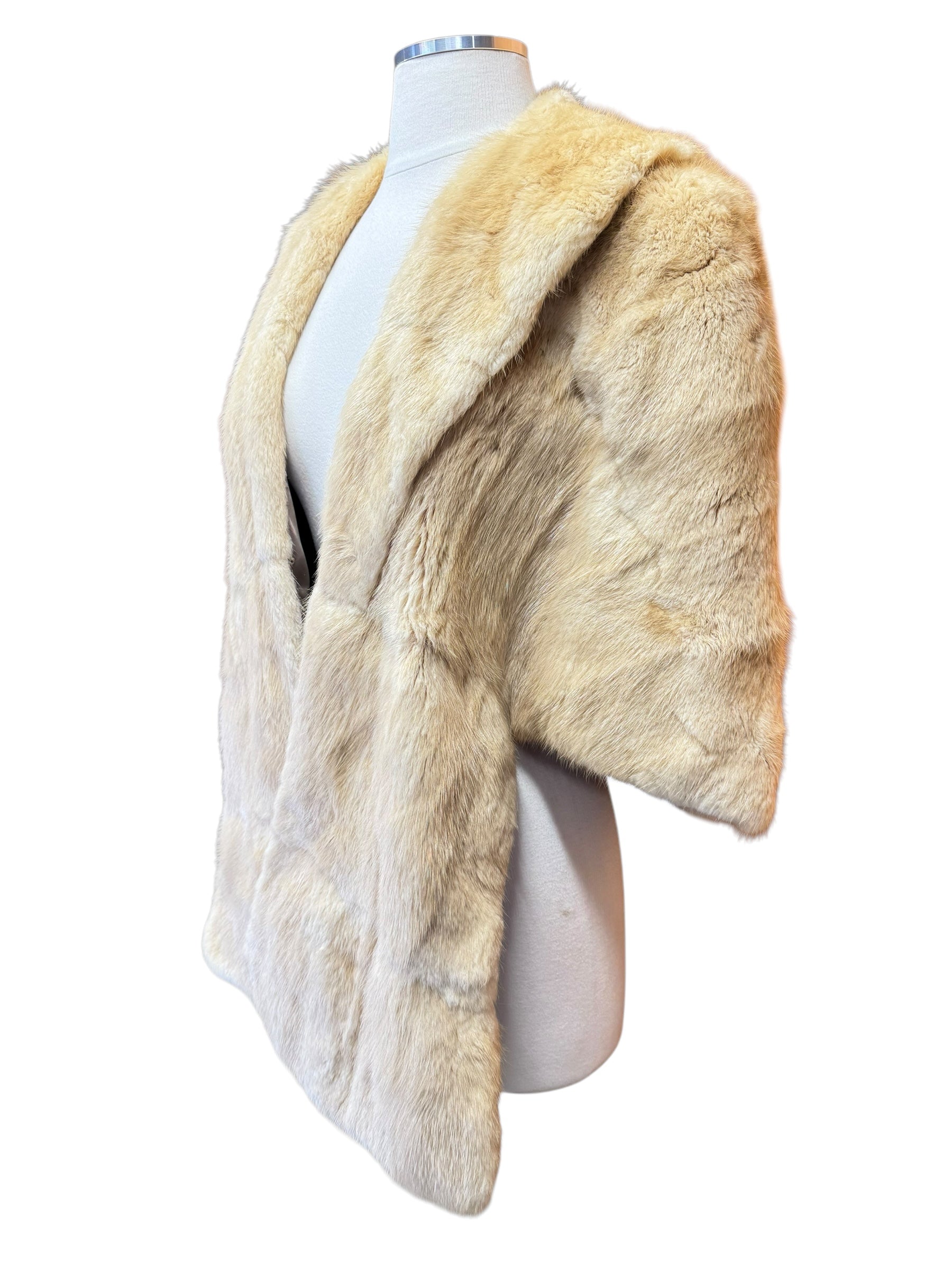 Side view of 1950s Fur White Capelet M