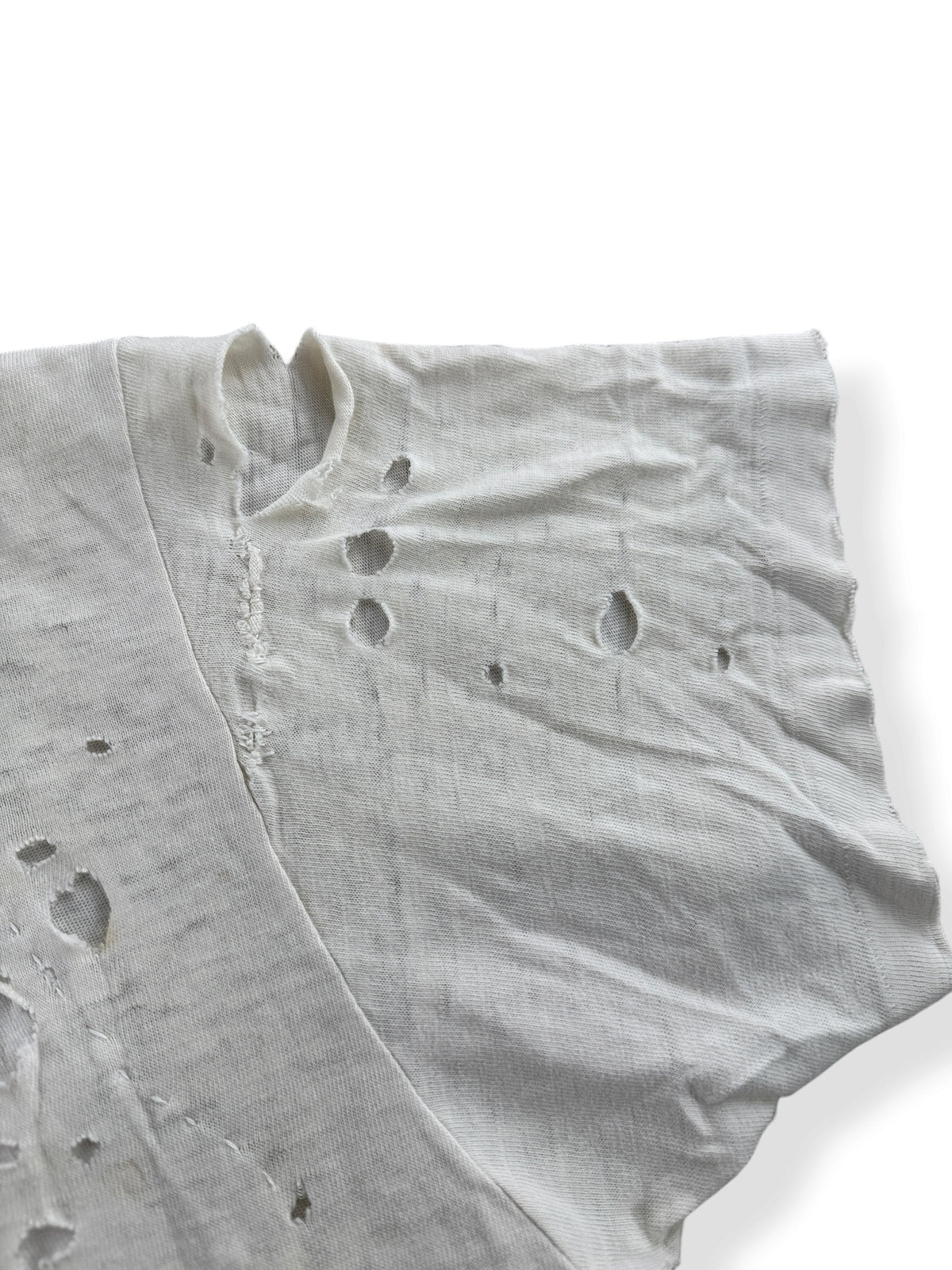 Holes on sleeve of Vintage Heavily Repaired Blank White Tee SZ M