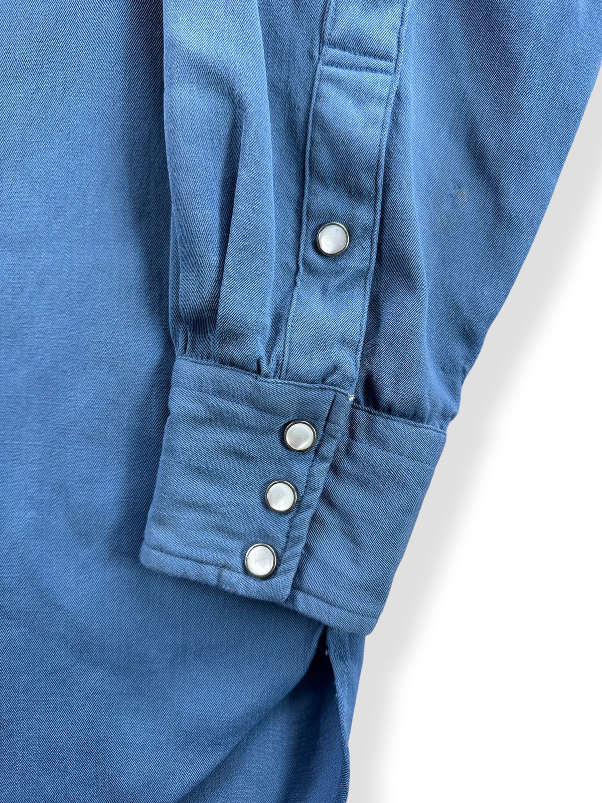 Buttons on cuffs of Vintage 40s Era Levis DeLuxe Lorraine Worsted Wool Pearl Snap SZ XL