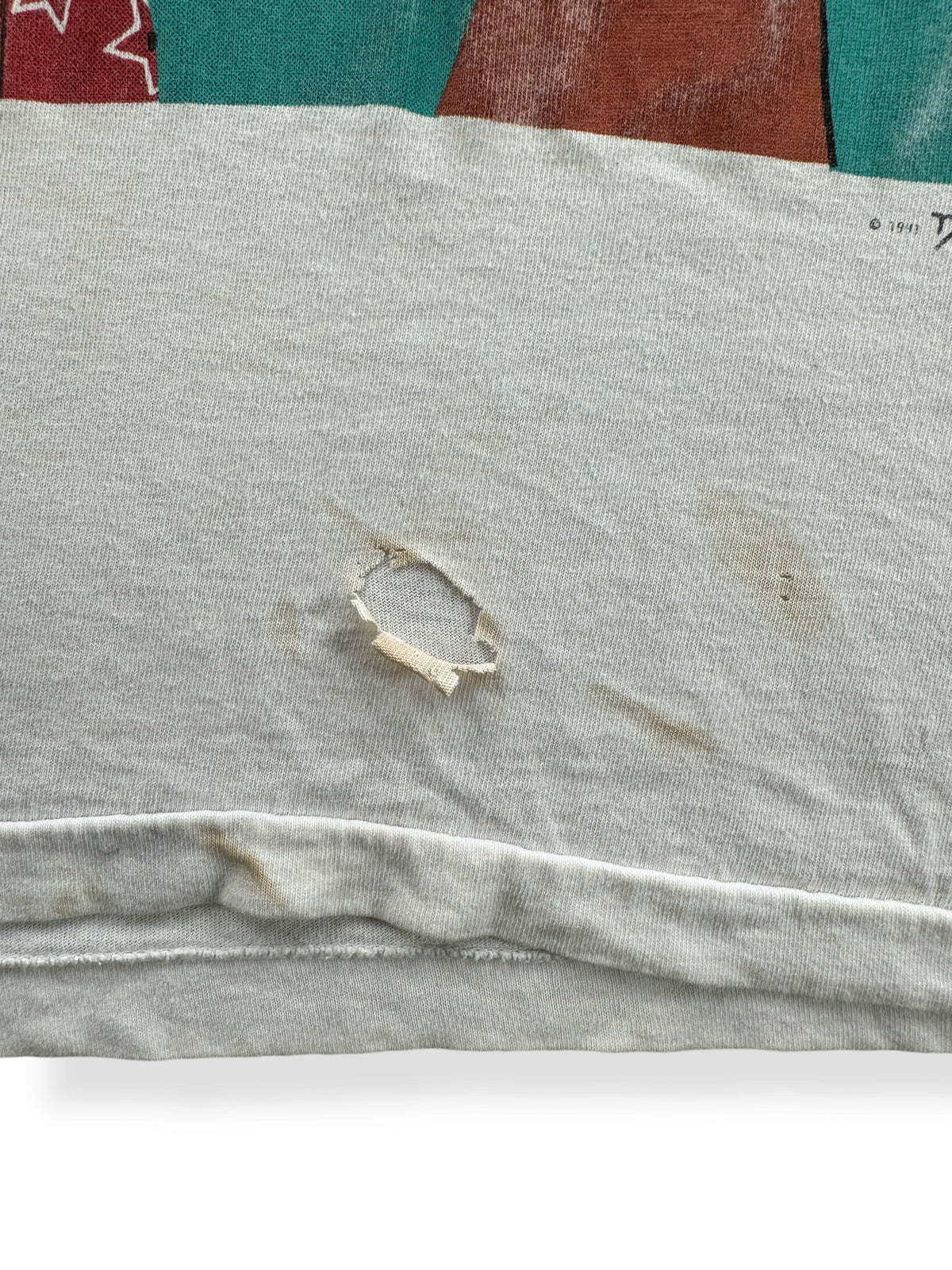 Hole on front of Vintage John Wayne Tee SZ L - AS IS