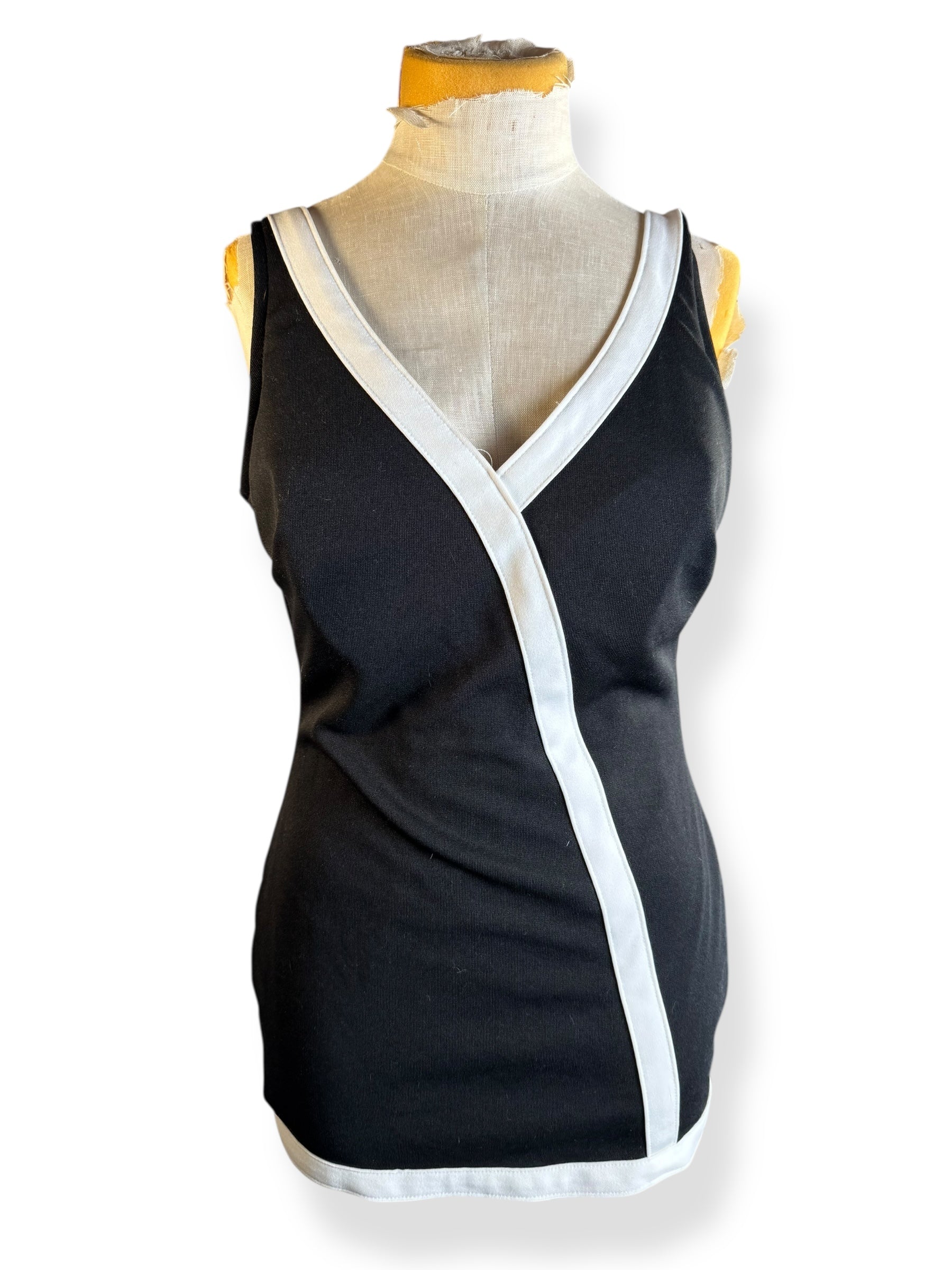 Front vie wof 1970s Black and White Carriage Court Piece Bathing Suit L