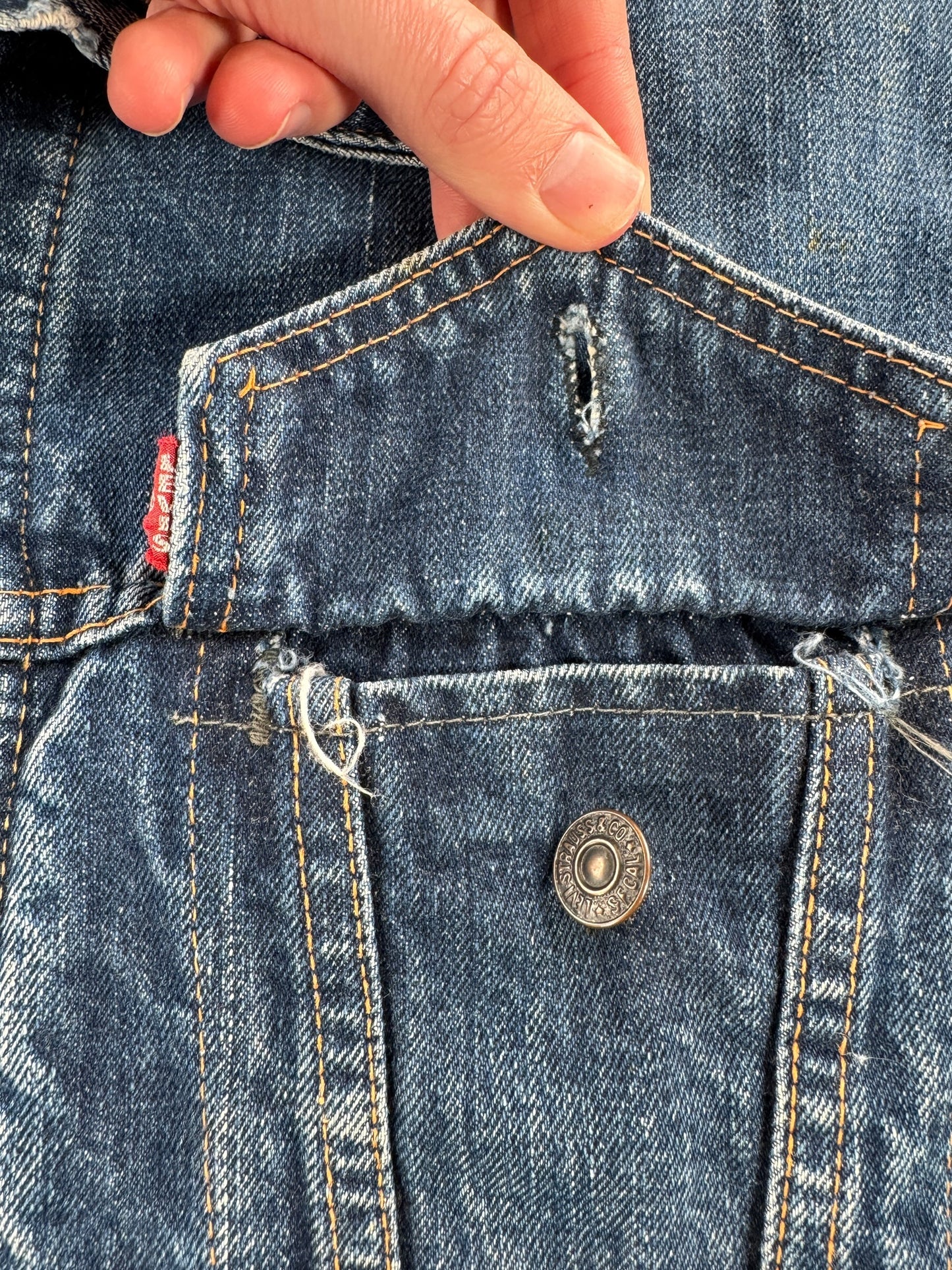 Grey Thread on Vintage Dark Wash Big E Levis 70505 Trucker Jacket SZ 48