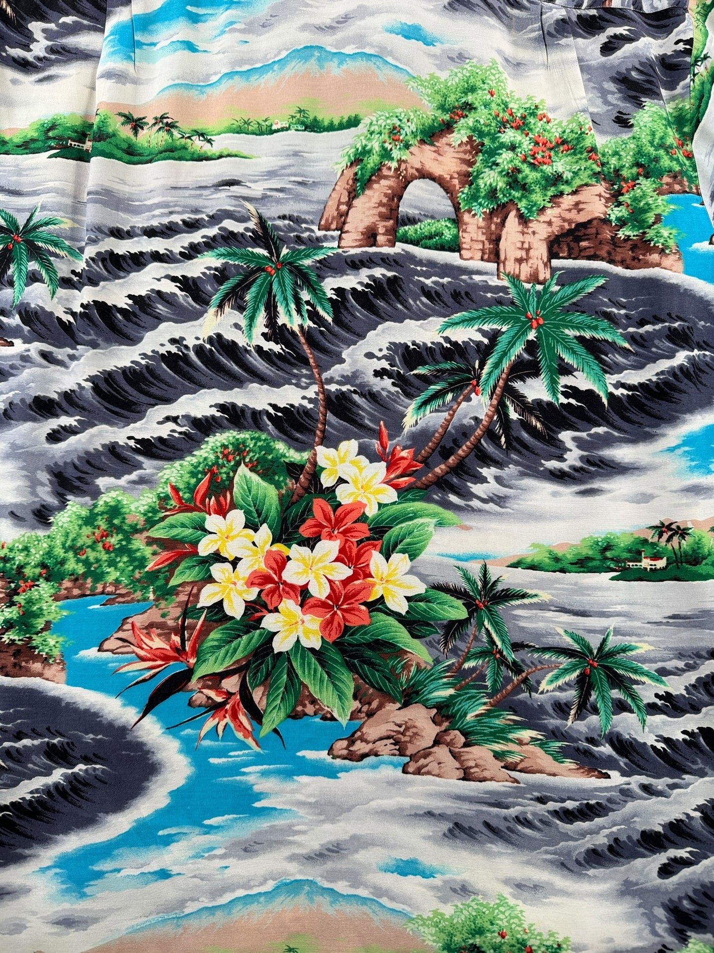 Back Design on Vintage Pali Rayon Aloha Shirt SZ M