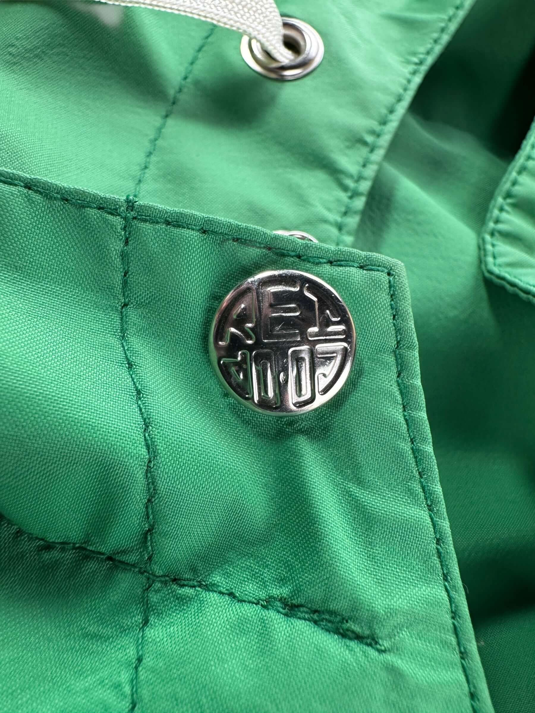 Button on Vintage REI Green Pullover Anorak SZ XXS