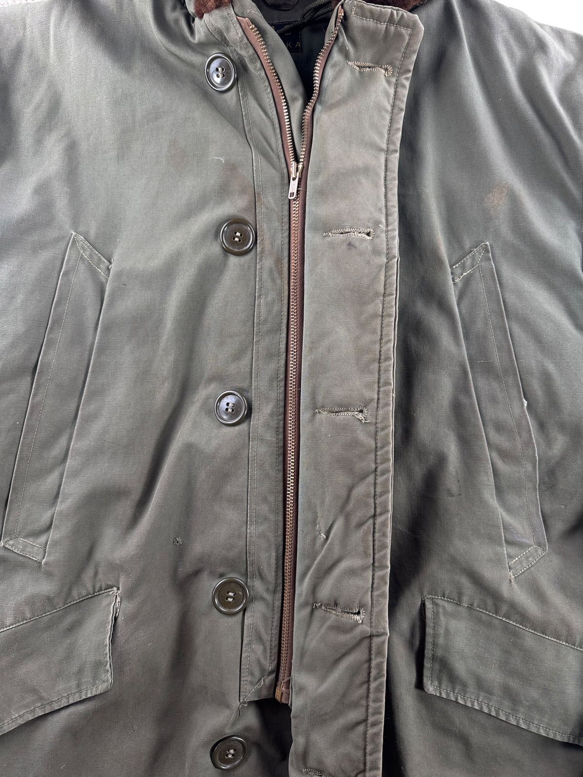 Button and zipper closure on Vintage B-9 Civilian Parka SZ XL 