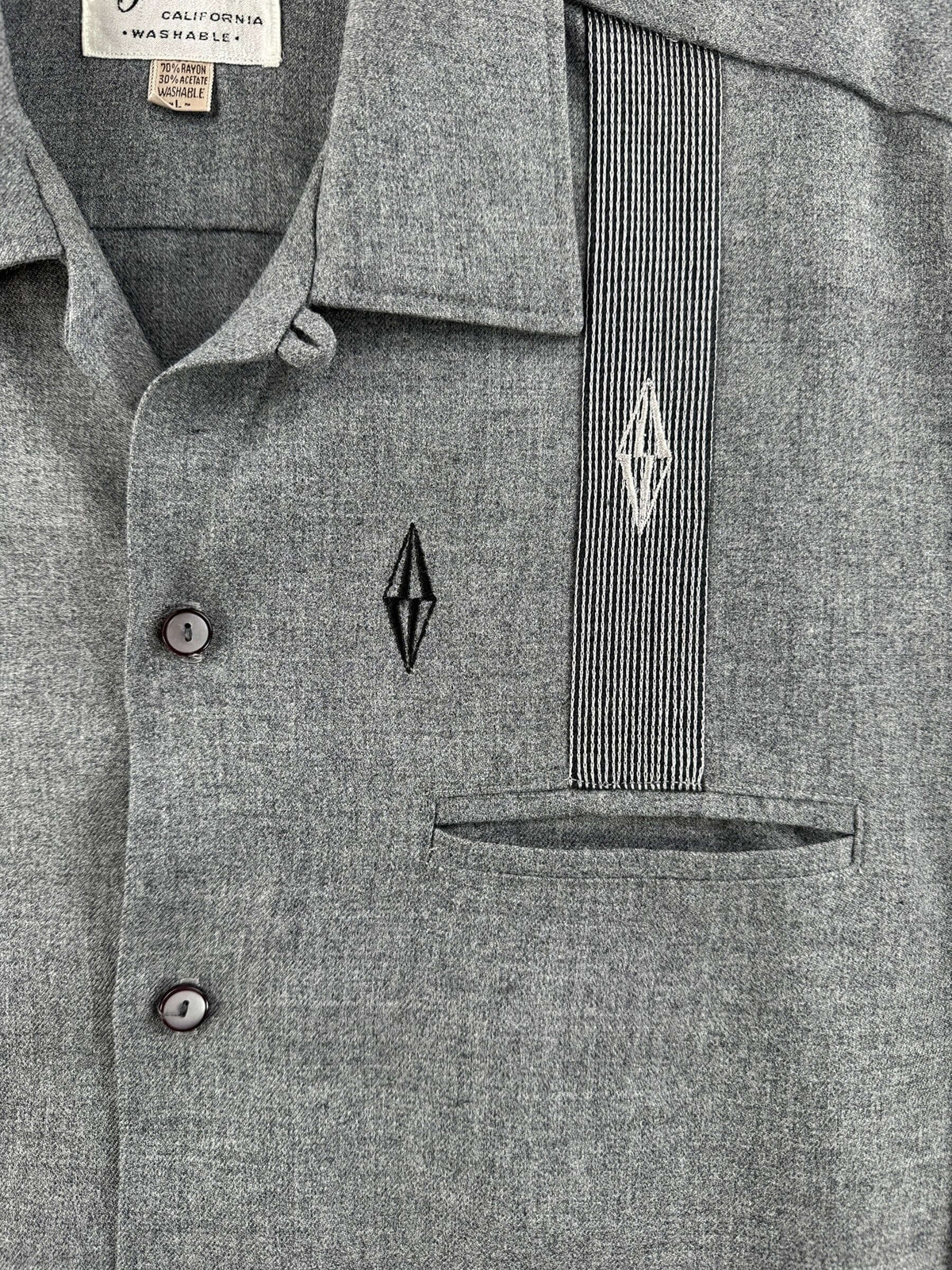 Buttons and embroidered details on Vintage 1960s Da Vinci Rockabilly Rayon Loop Collar Shirt SZ L