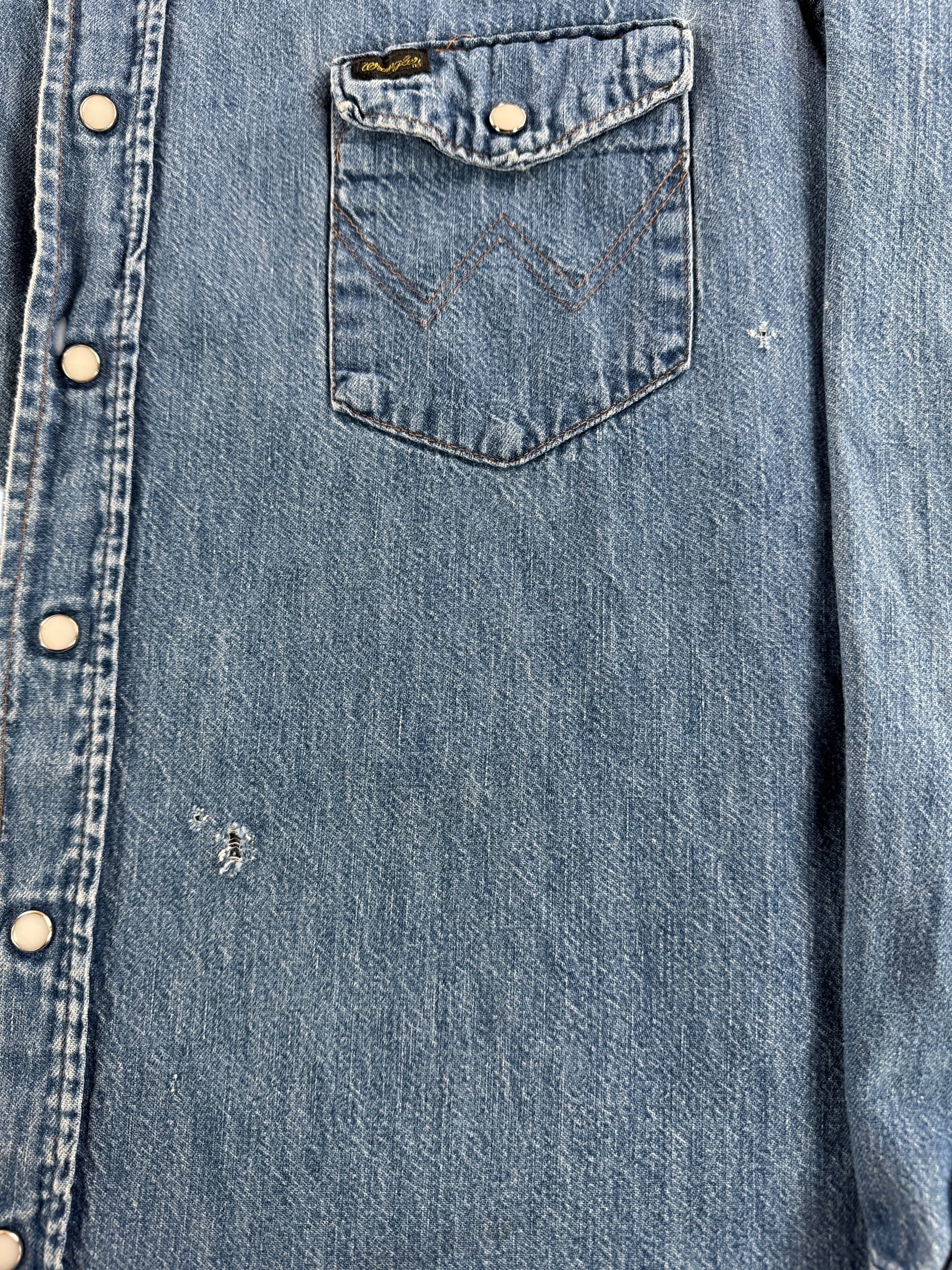 Holes on Vintage Wrangler Denim Pearlsnap SZ 17x35 (Fits XL)