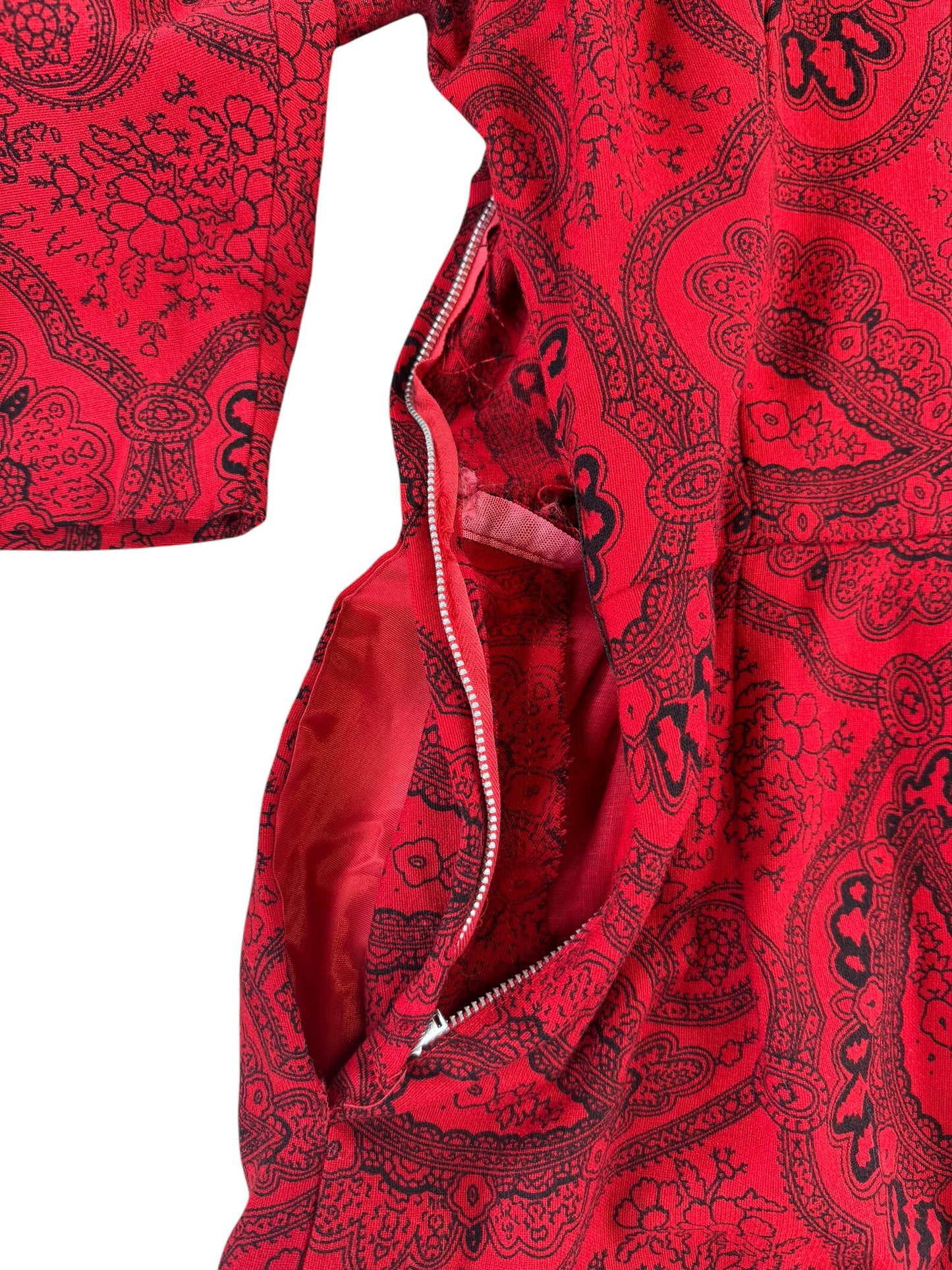 Side zipper of 1950s Red Paisley Wiggle Dress M