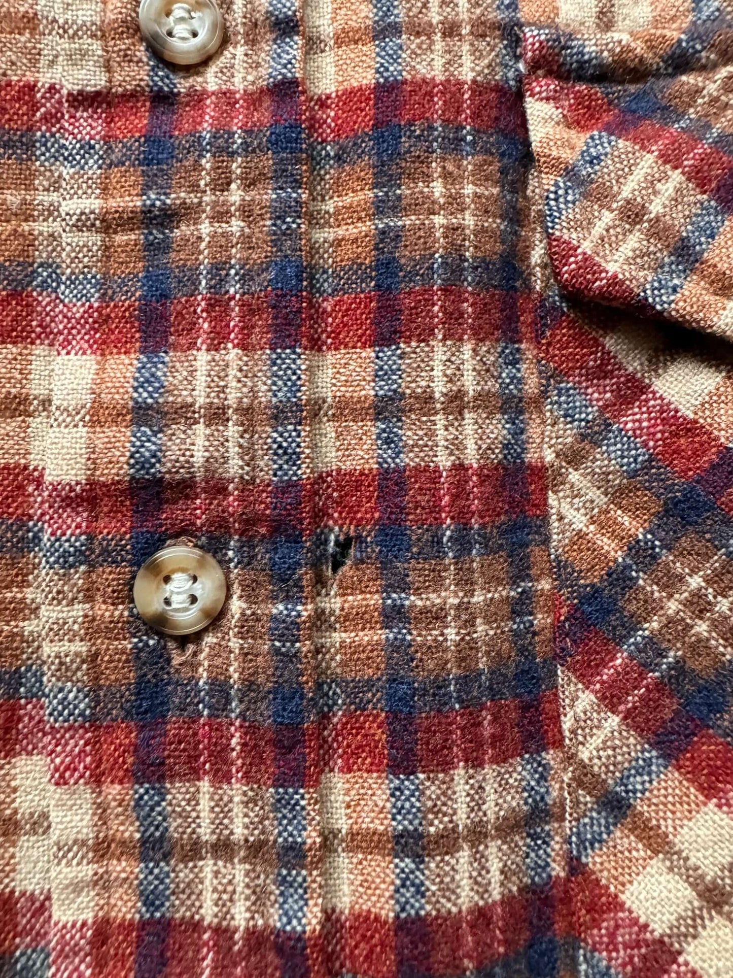 small hole on Vintage Pendleton Lobo Red/Brown Plaid Flannel SZ XL