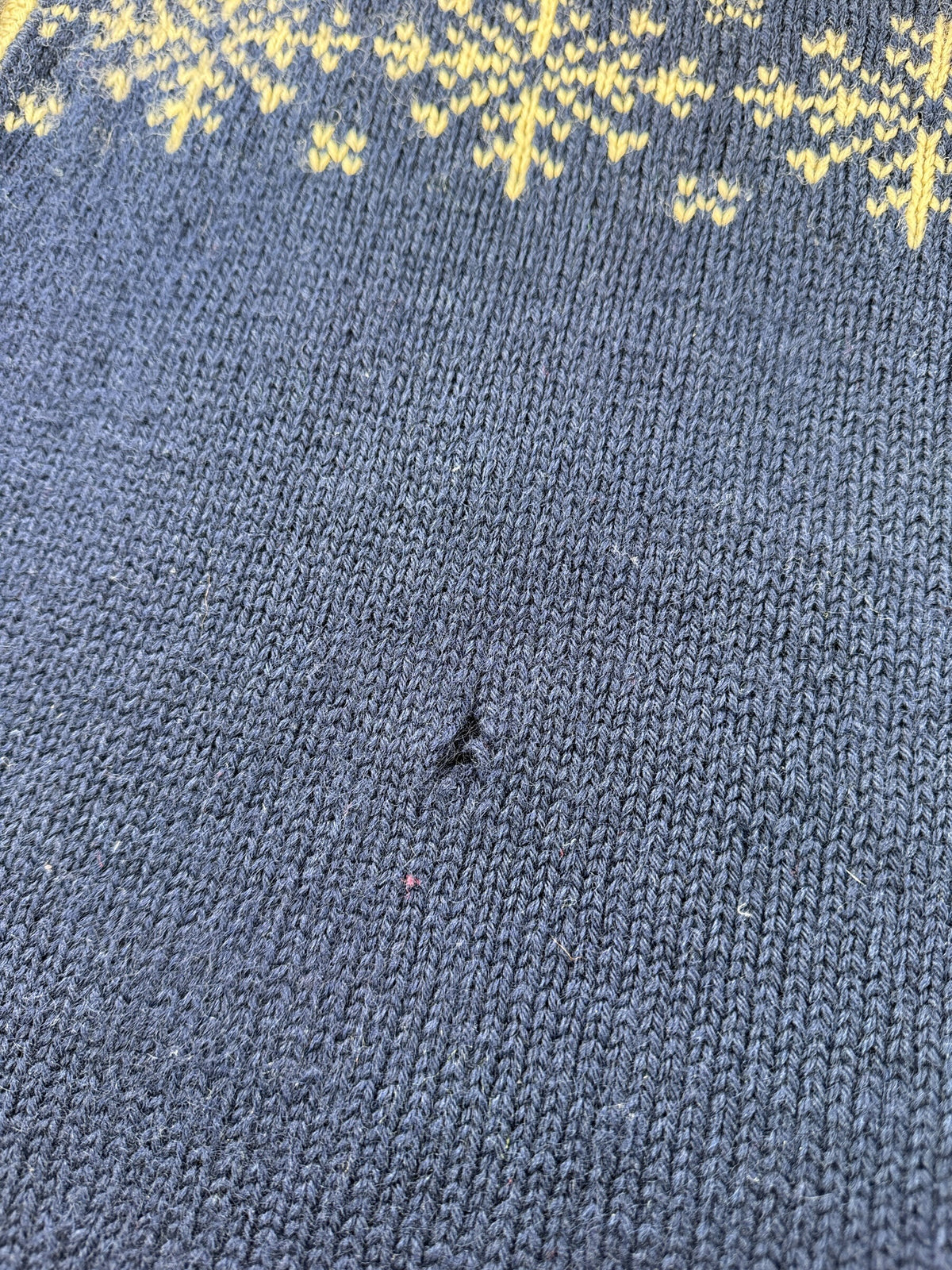 Small hole on front of Vintage Snowflake Collared Pullover Sweater SZ L