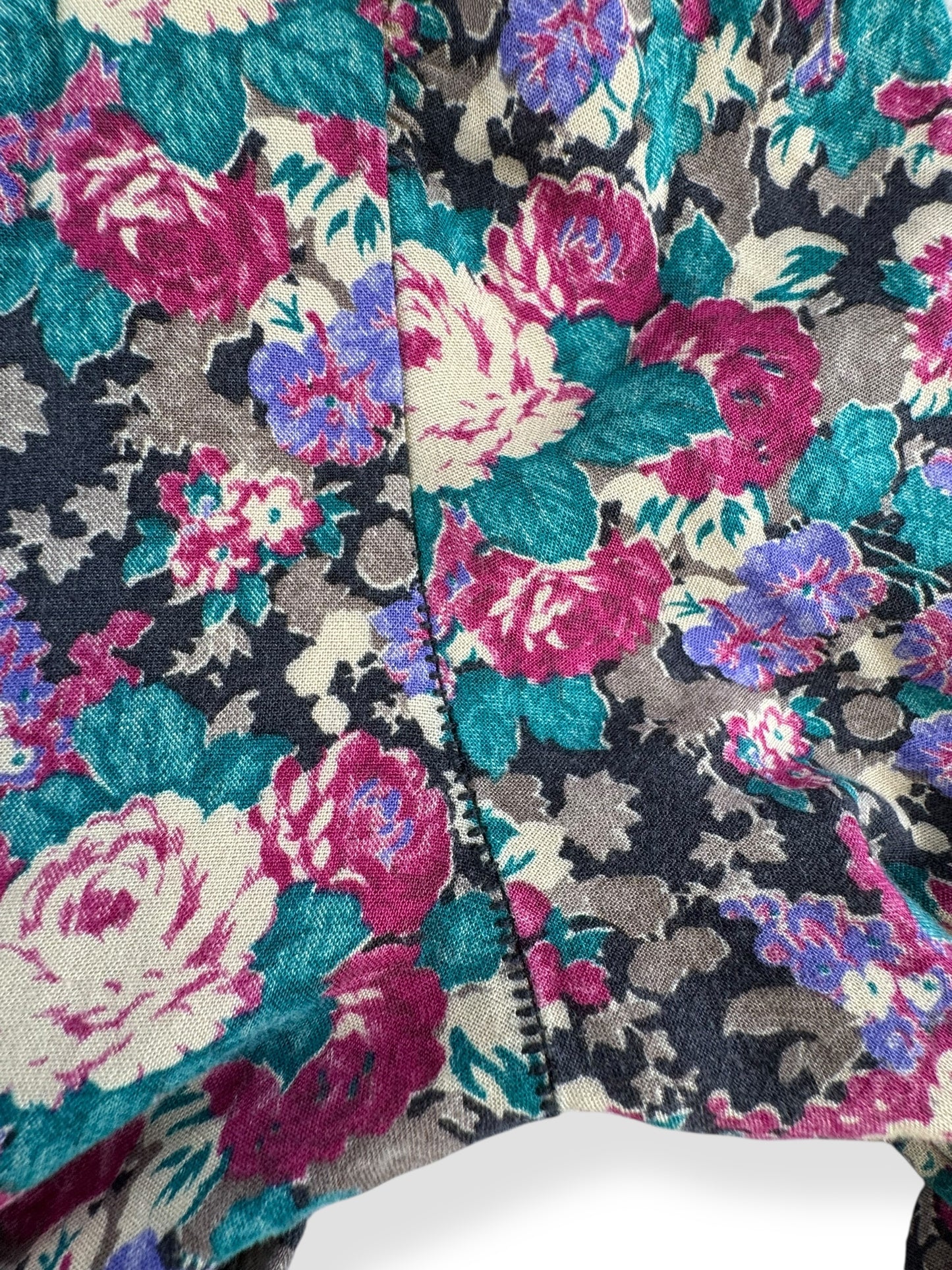 Loose thread at armpit 1970s Patchwork Floral Dress S-M