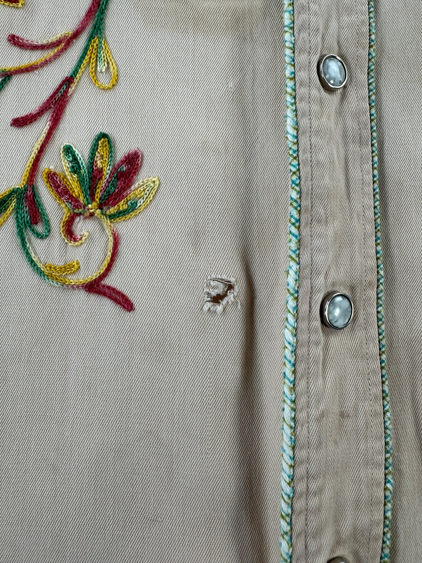 Hole on Vintage California Ranchwear Rayon Gabardine Embroidered Pearl Snap SZ XL